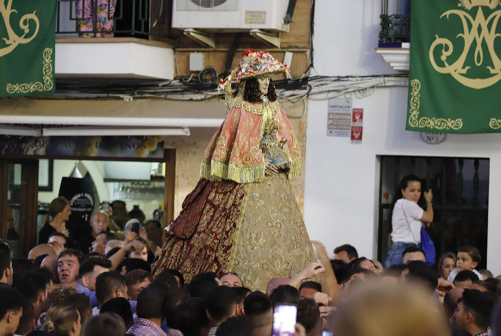 La Virgen del Rocío recorre las calles de Almonte hacia el Chaparral para el inicio del Camino de los Llanos