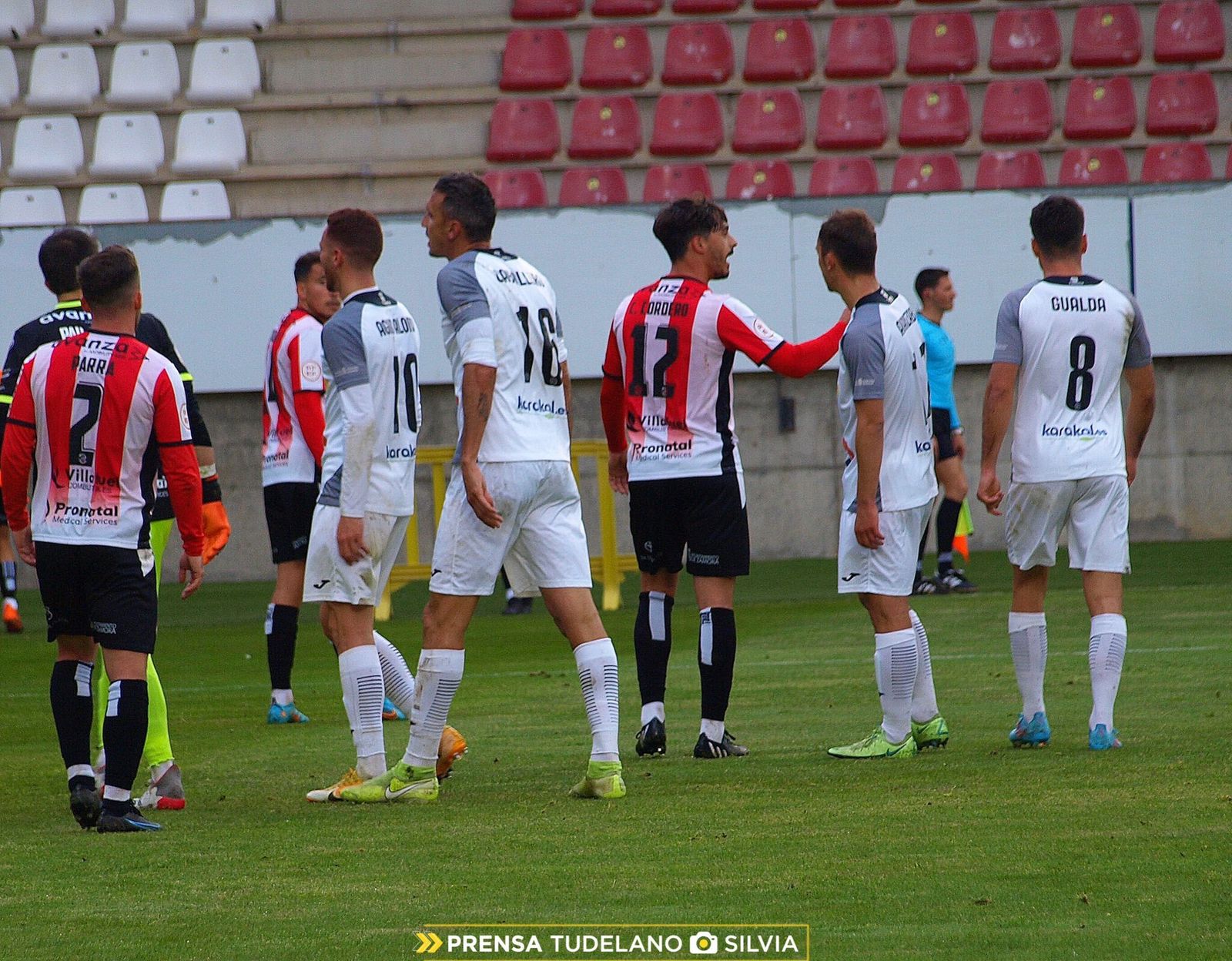 Jugadores del Tudelano en un partido ante el Zamora