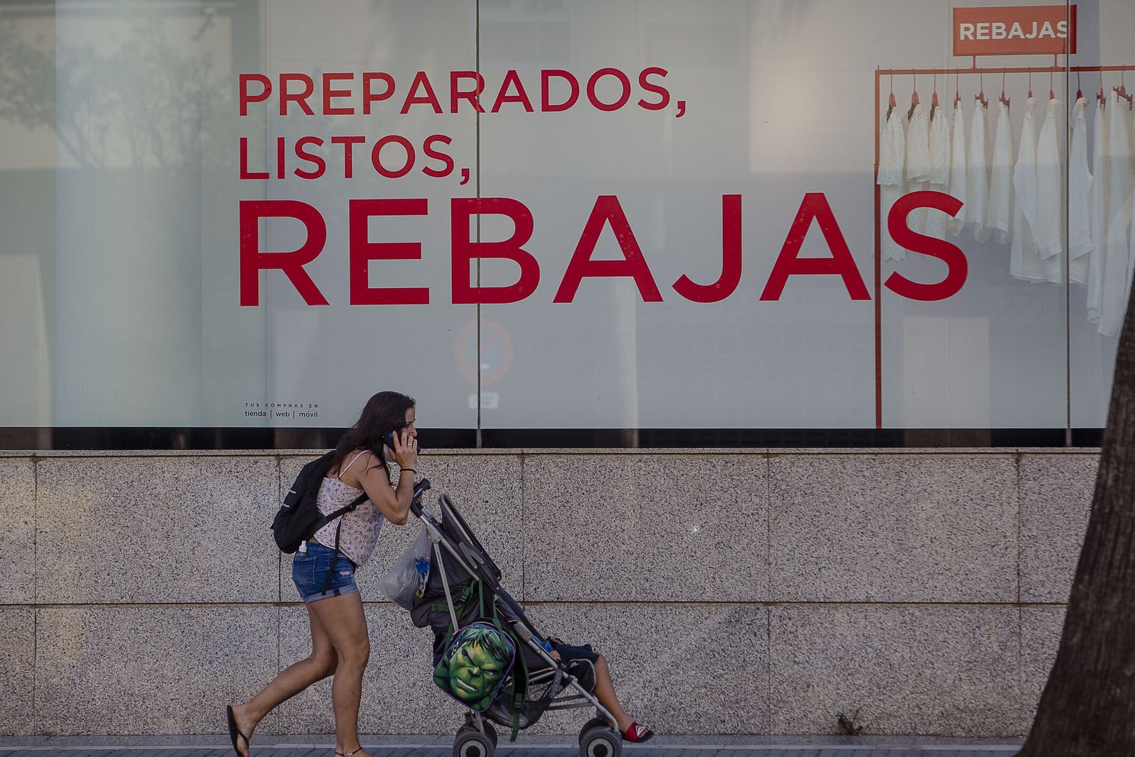 Anuncio de las rebajas de verano en un establecimiento de Cádiz.