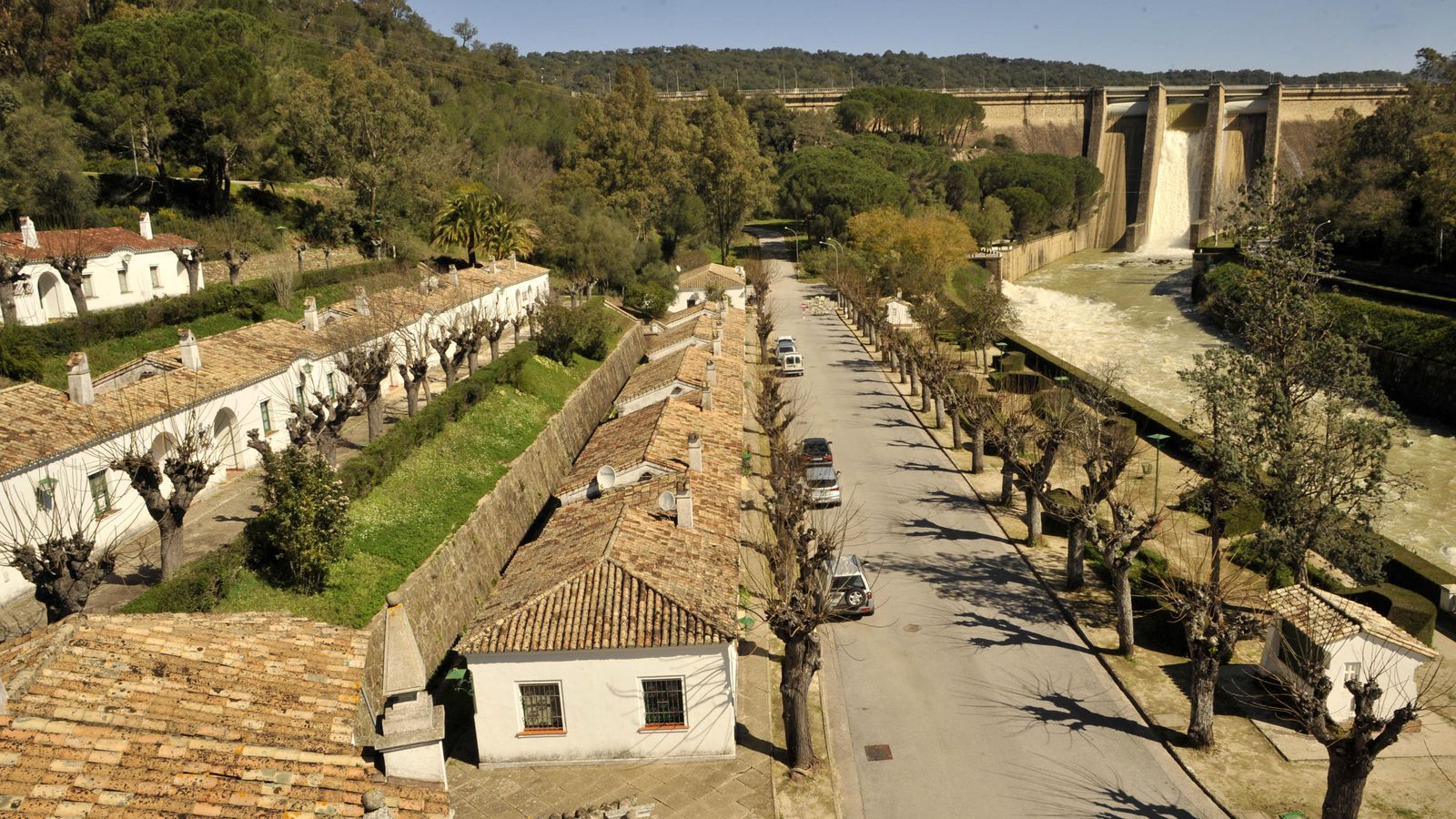 Al fondo del poblado se puede ver la presa.