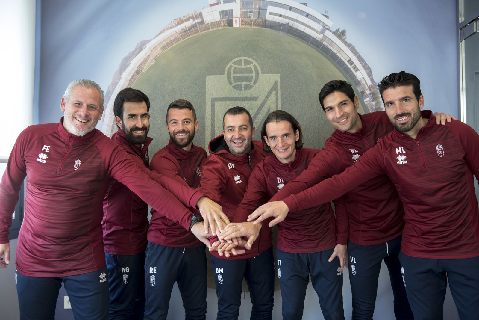 El cuerpo técnico rojiblanco al completo con su entrenador en el centro.