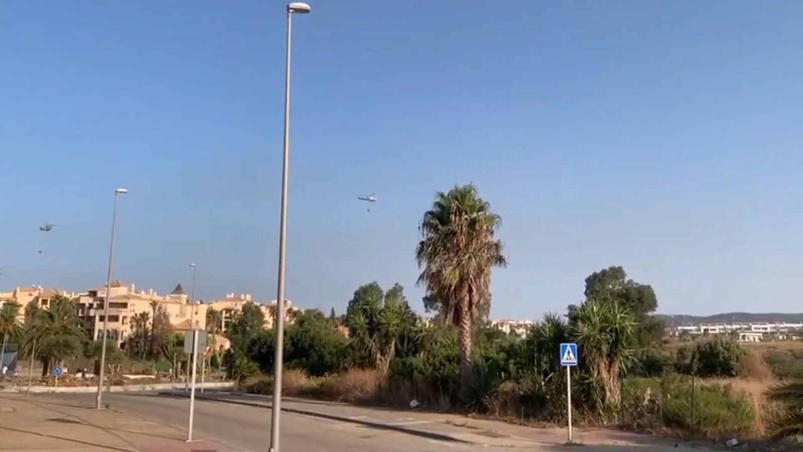 Continúan las labores de extinción del incendio de Tarifa