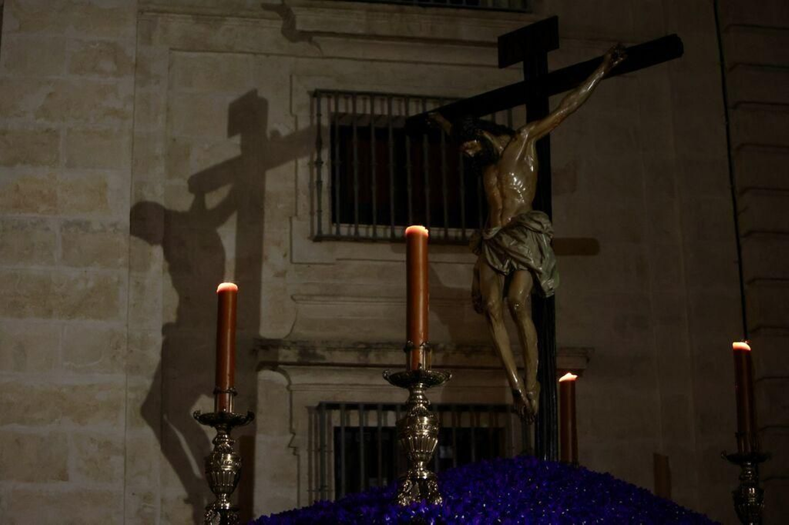El Cristo de la Buena Muerte transitando por el Rectorado