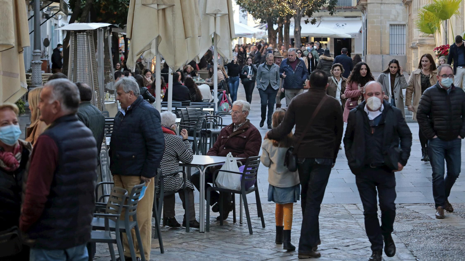 Gente en las terrazas y paseando por la calle Consistorio el pasado sábado.