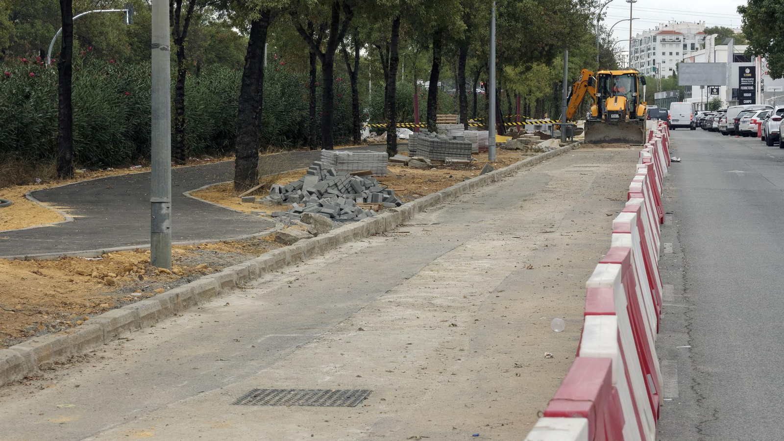 Obras de la construcción del carril del tranvibus que conectará Santa Justa, Sevilla Este y Torreblanca