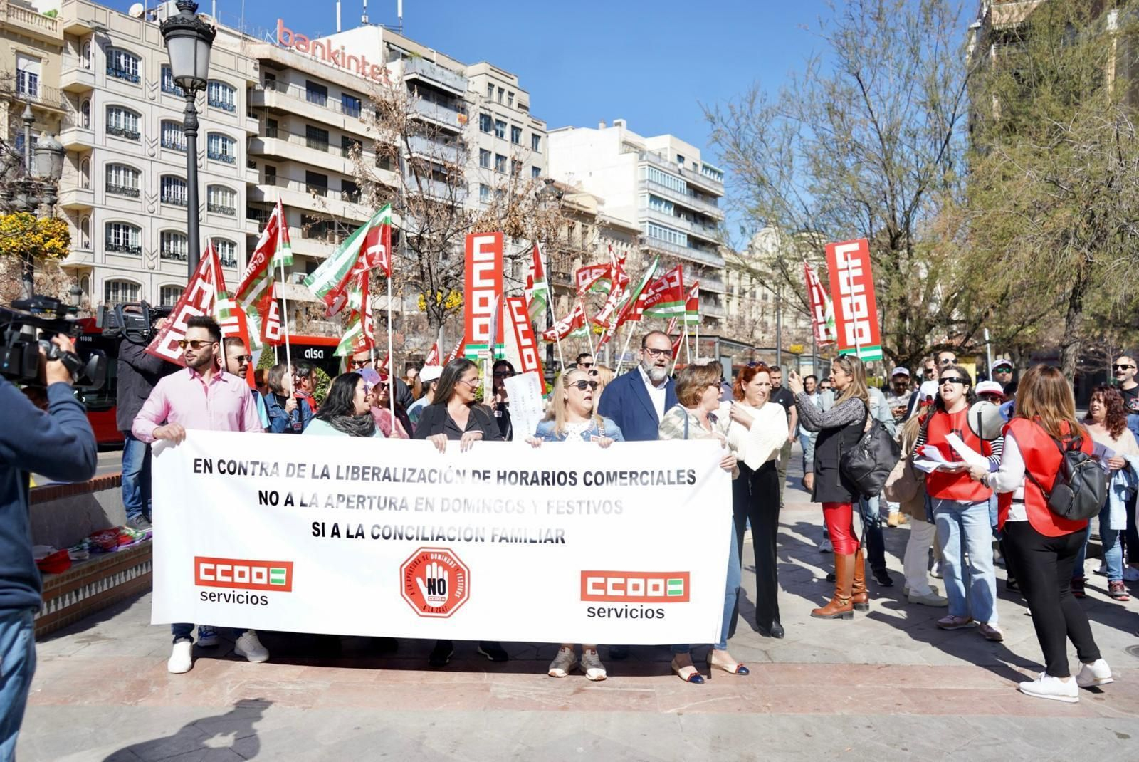 Imagen de la concentración de CCOO para denunciar la ZGAT en Granada