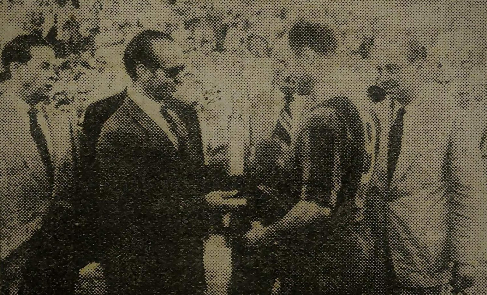 El capitán del Barcelona, el gran César, recibe el trofeo de manos del alcalde de Jerez Álvaro Domecq.