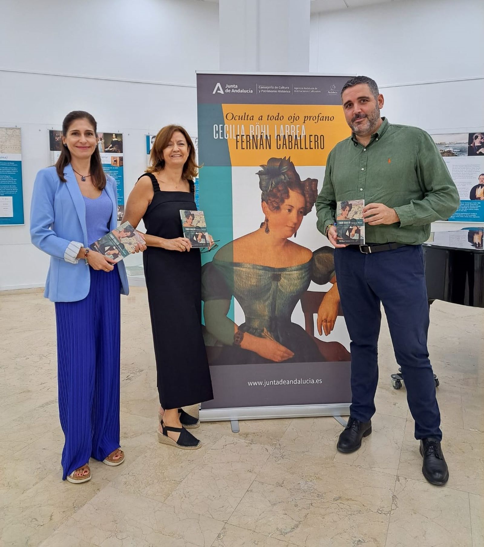 Juan José Alonso asistió a la apertura de la exposición en la Villaespesa.