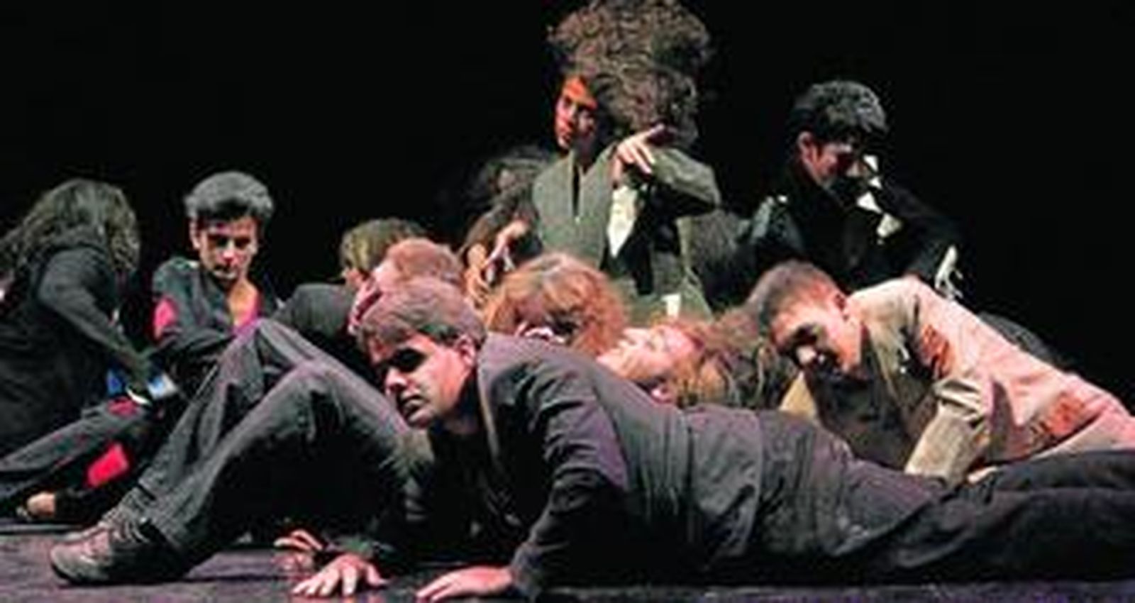 Los alumnos del IES Valle-Inclán, durante la representación de la obra 'Encadena".