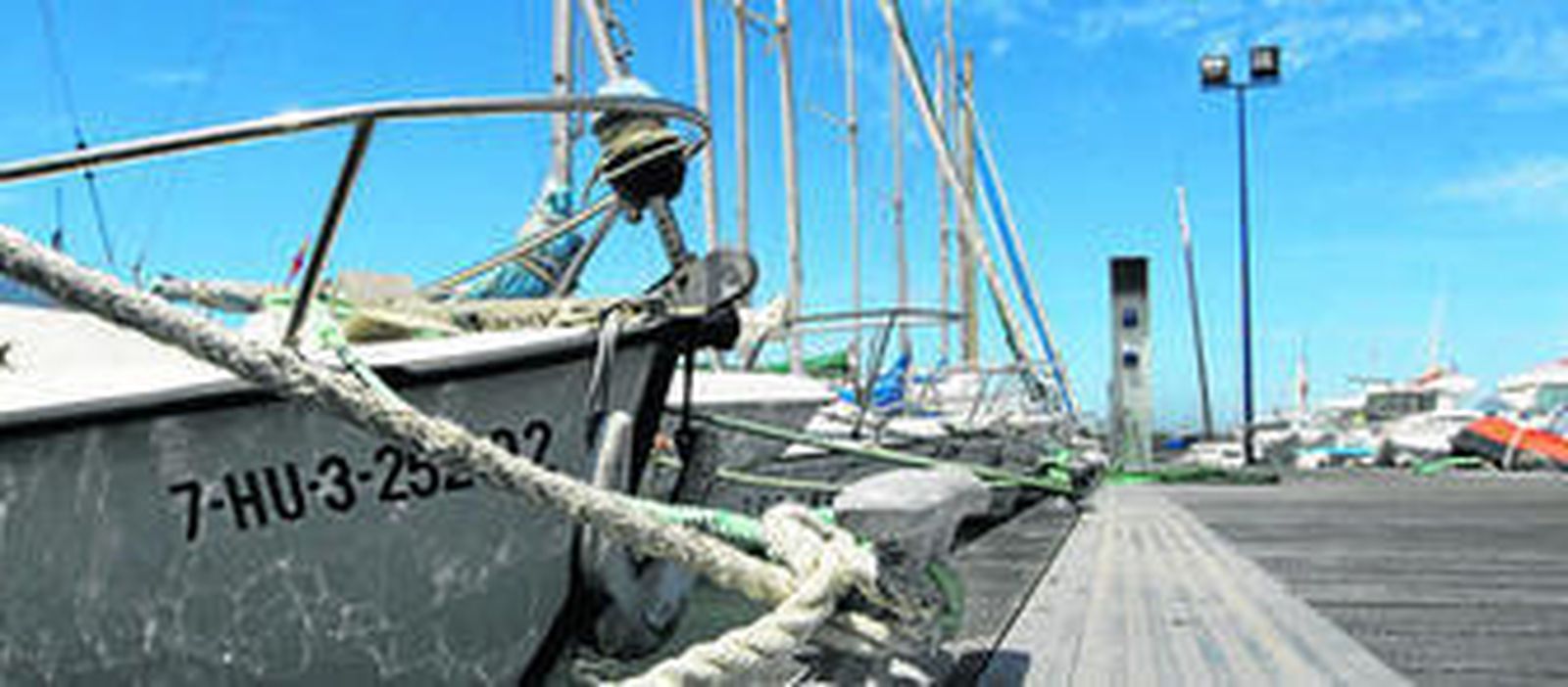 Embarcaciones en el pantalán del puerto de Sancti Petri.