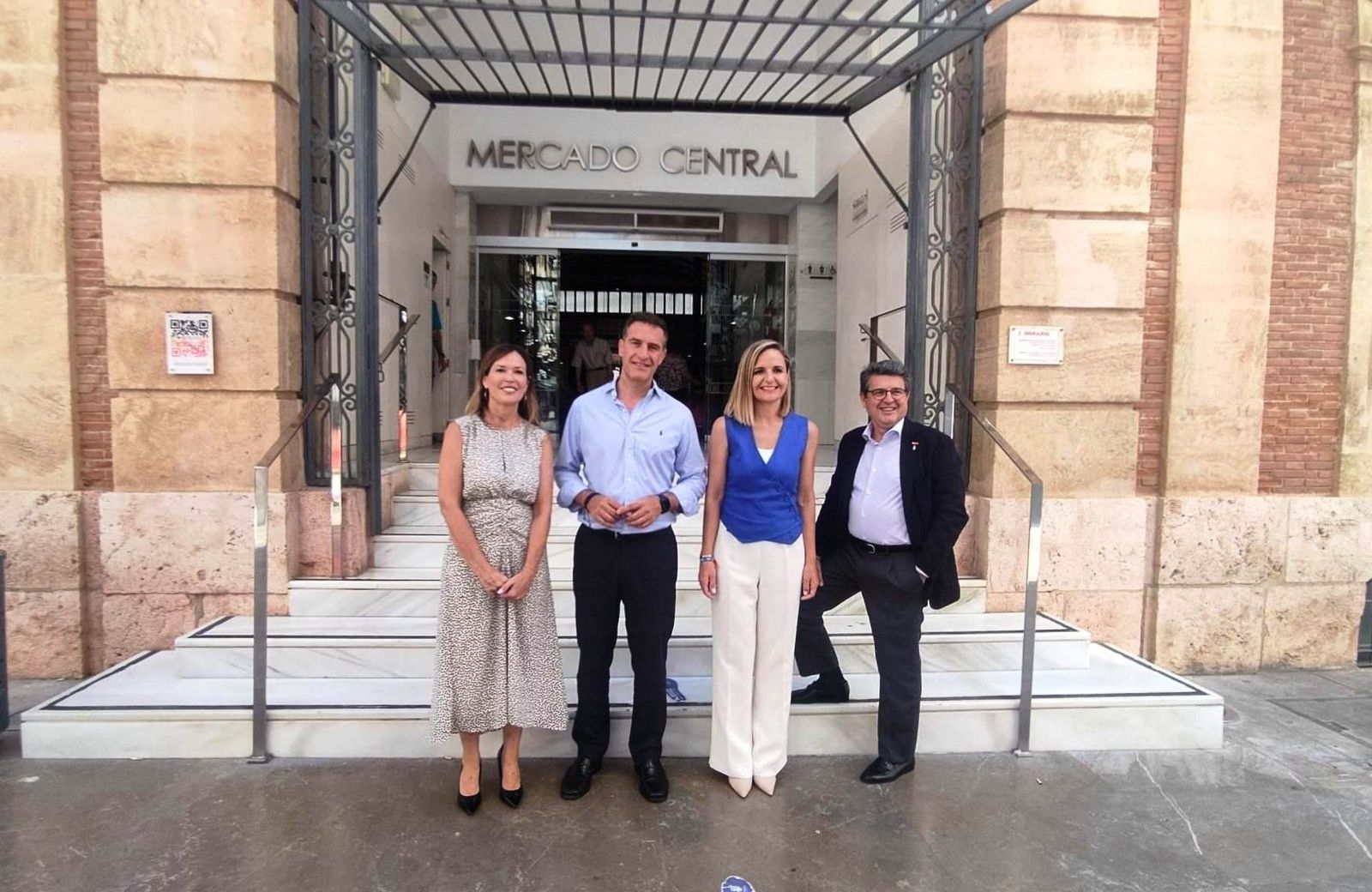 Foto de familia junto al mercado central