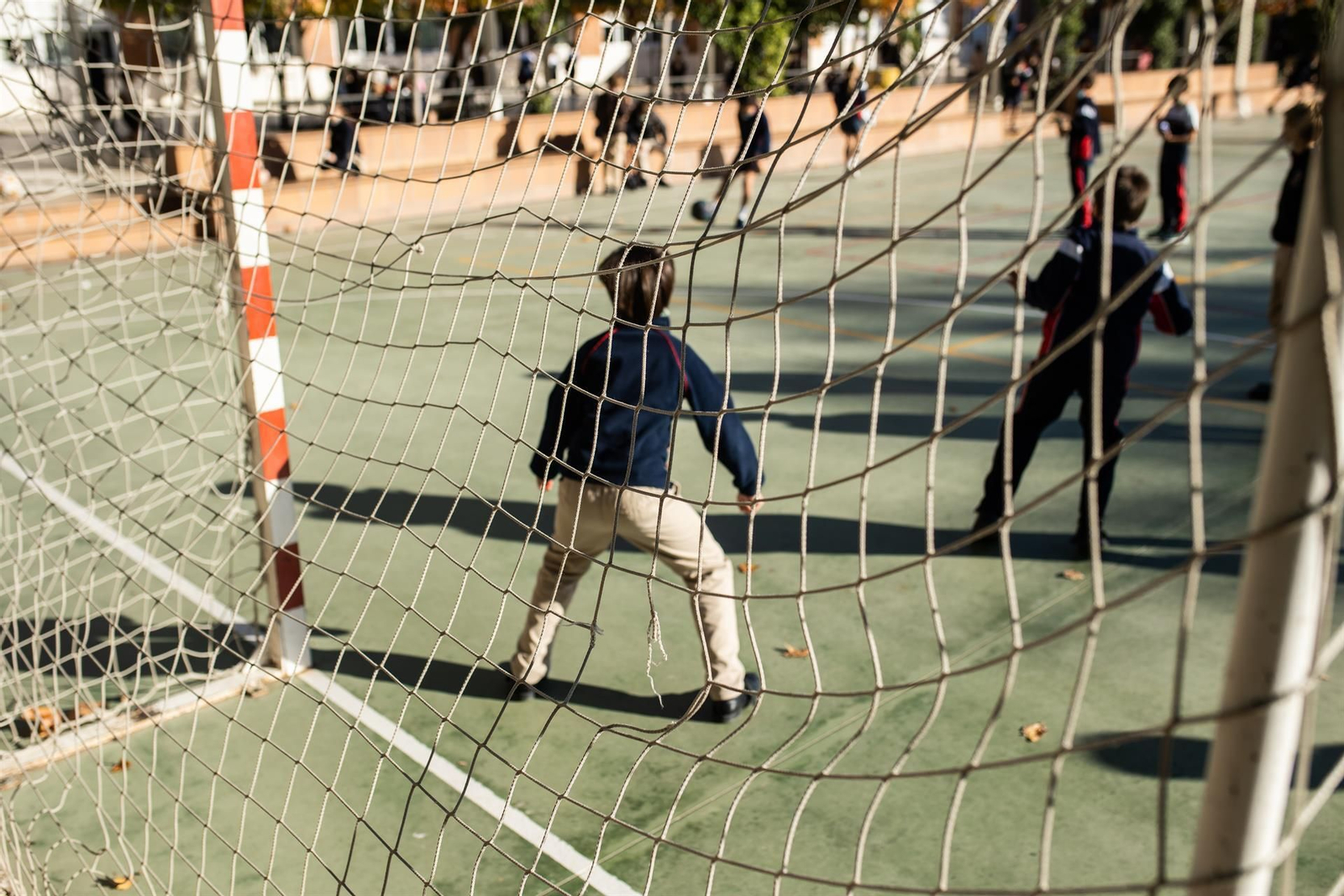 Niños juegan al fútbol en el recreo. Niños juegan al fútbol en el recreo.