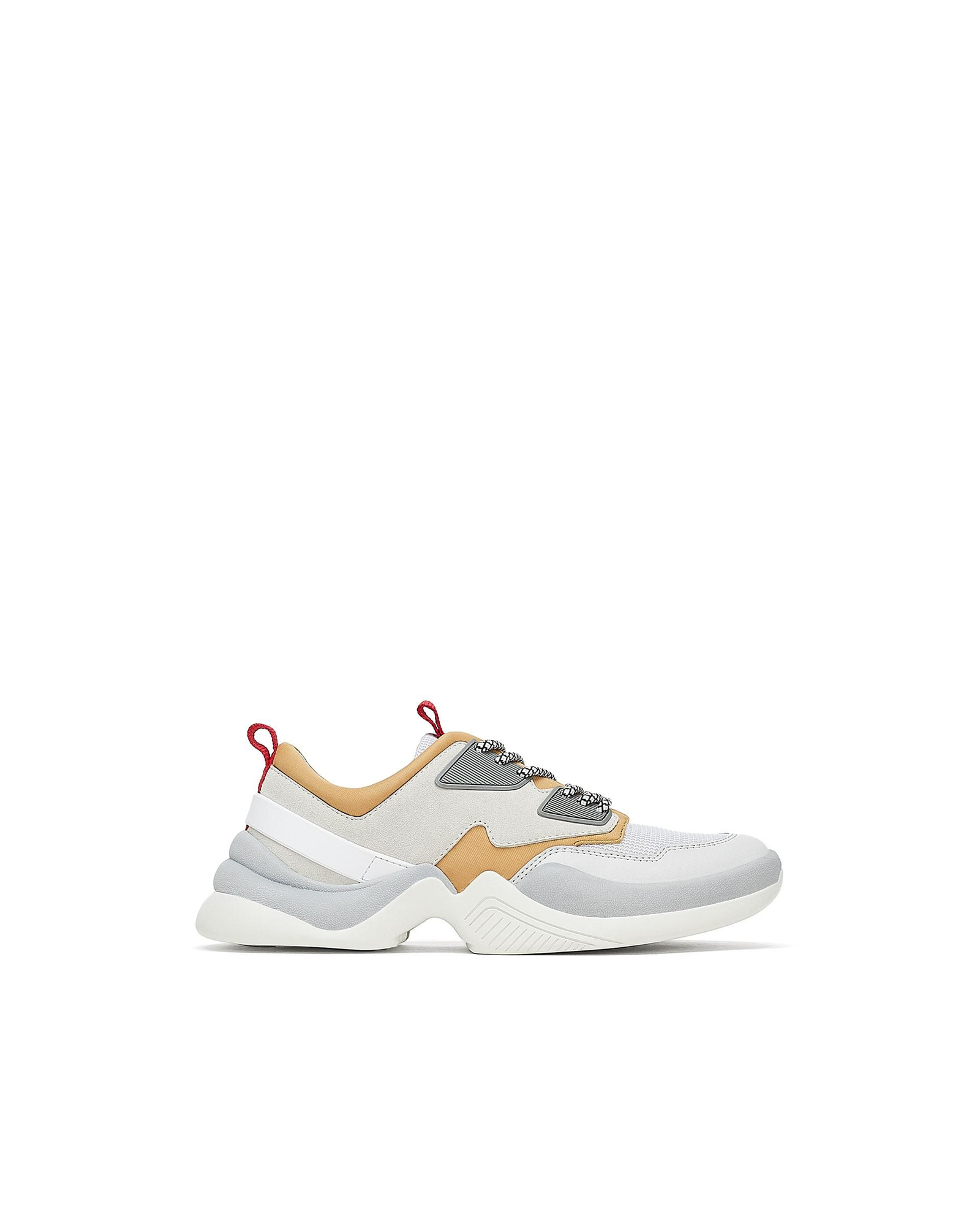 Ugly sneakers: inspiradas en el modelo 'Archlight' de Louis Vuitton. De Zara. Los mejores zapatos de tendencia esta temporada
