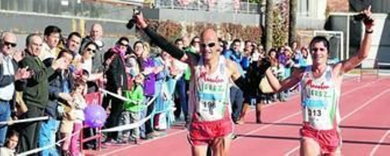 Fernando Colado (i) e Israel García (d) entraron juntos en la meta de Chapín después de dominar la carrera de principio a fin haciendo trabajo de equipo y relevándose hasta el triunfo final.