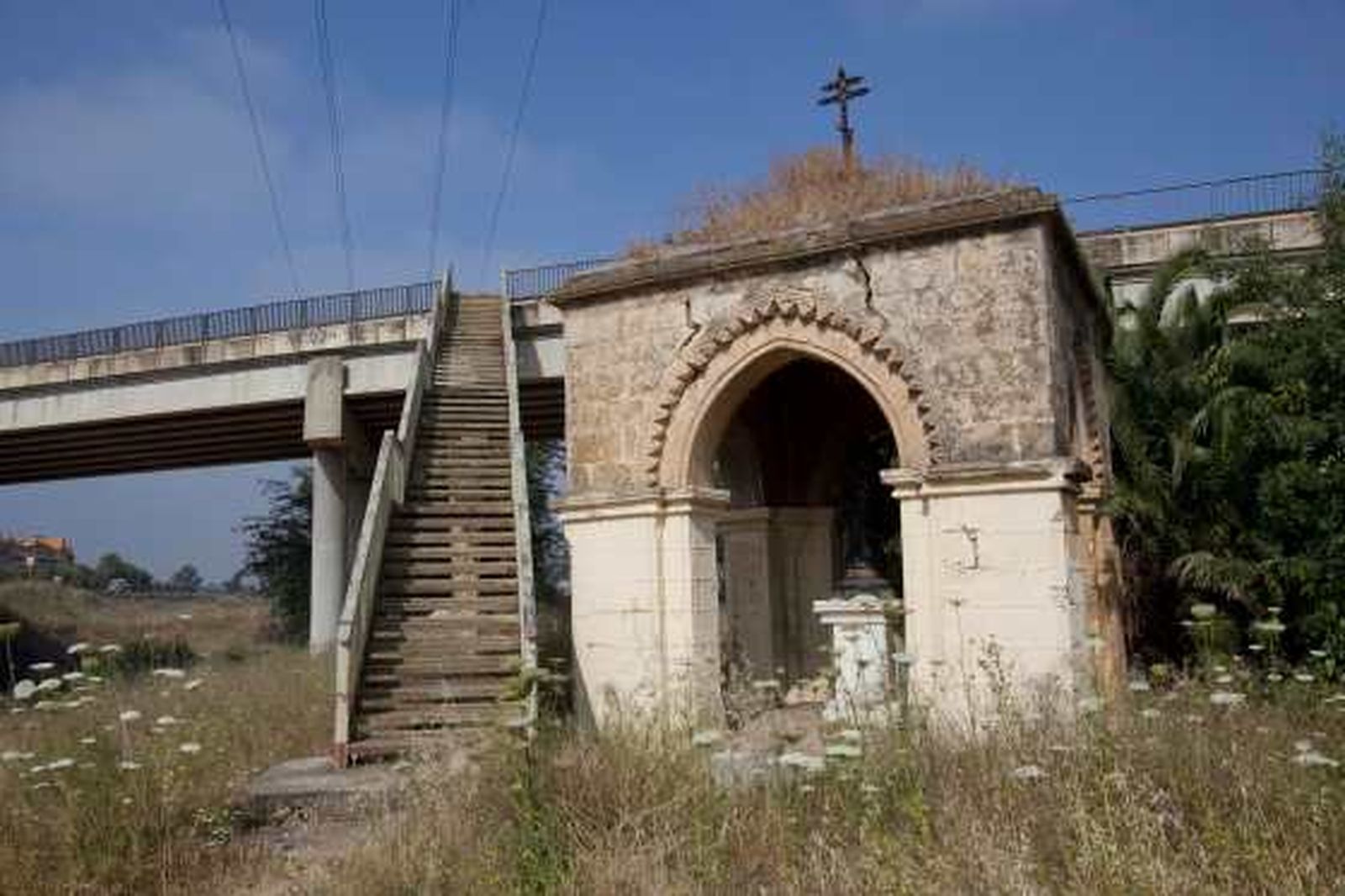 Acceso al templete desde la pasarela que cruza la Ronda Norte.  Foto: Jaime Martínez