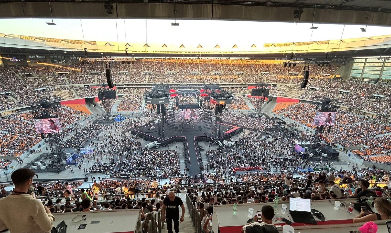 Las imágenes del lleno en el estado de la Cartuja por la Velada del Año 5