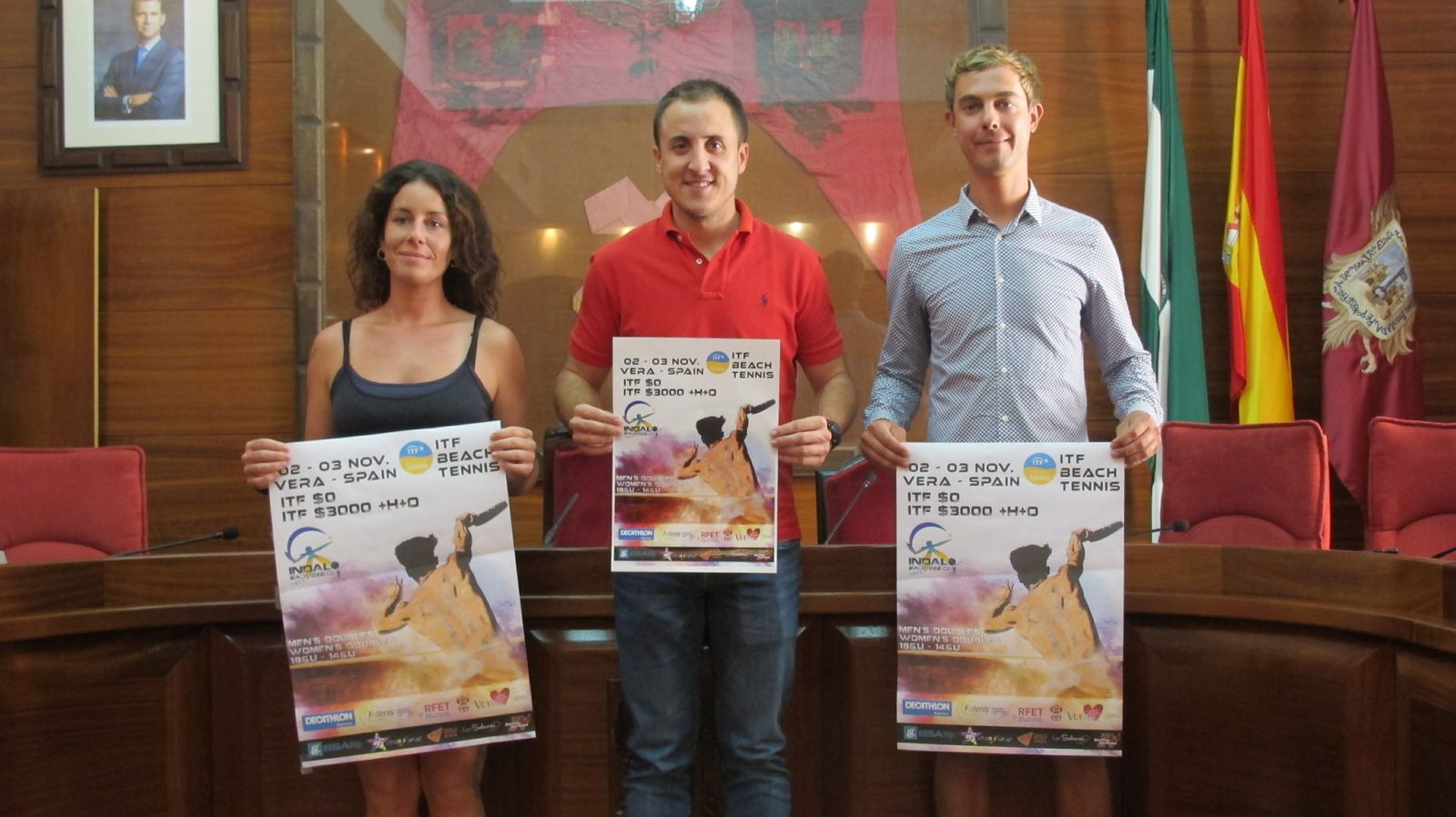 El concejal de Deportes de Vera, Alfonso García, con los organizadores del torneo.