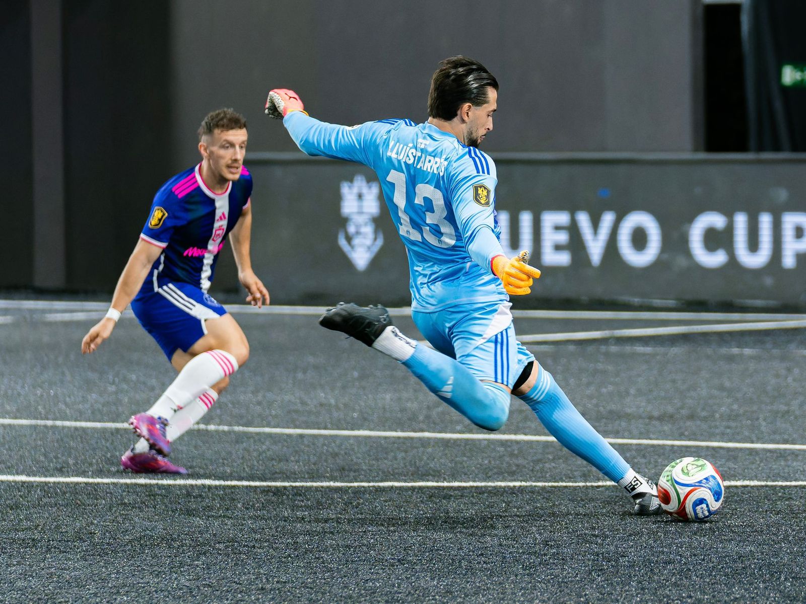 Lluís Tarrés golpea el balón en presencia de un rival.