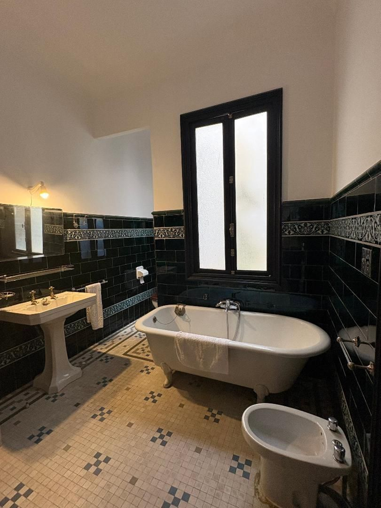 Baño. Sanitarios originales de los años 30 del siglo pasado sobre suelo hidráulico de la misma época.