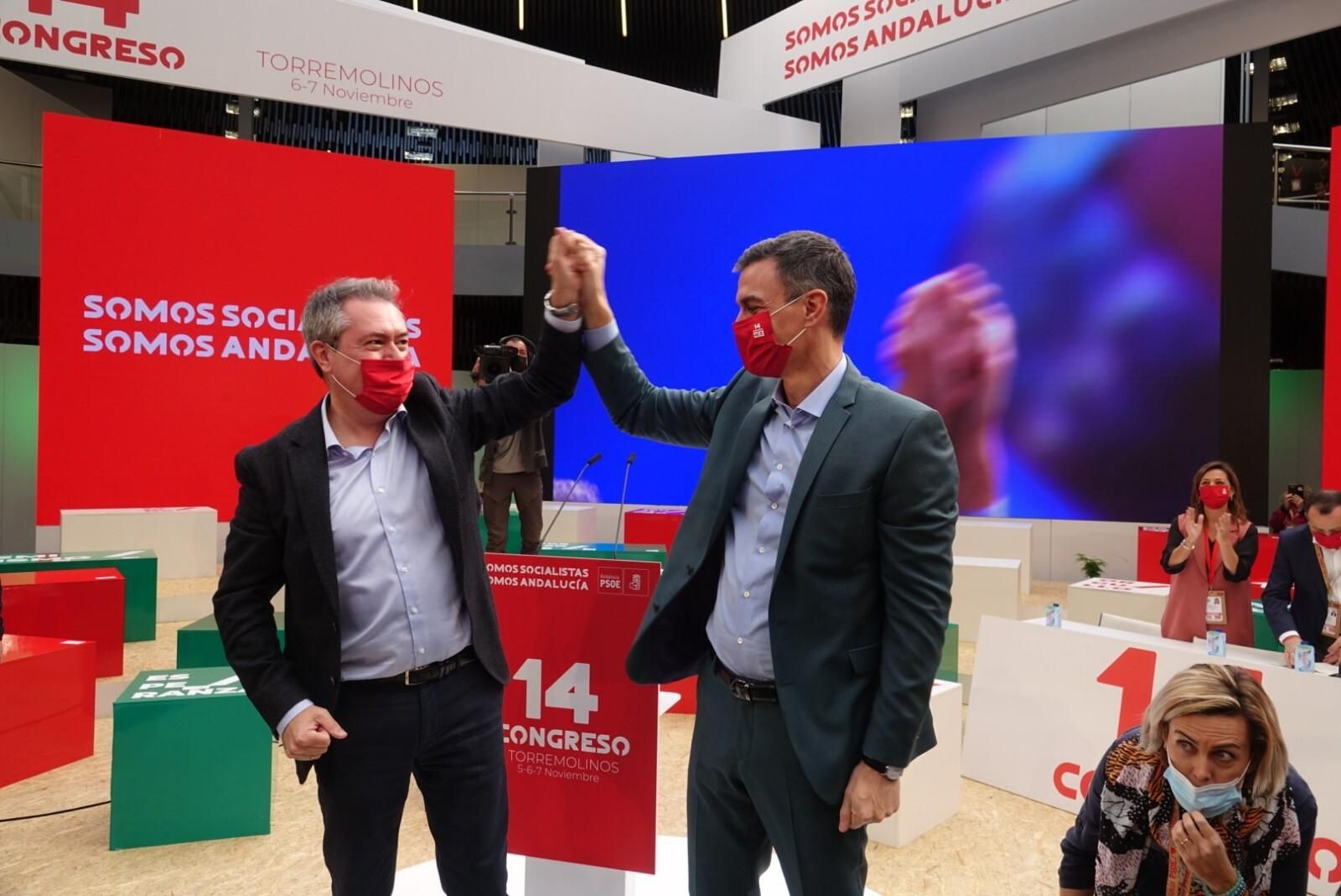 Juan Espadas y Pedro Sánchez saludan a los presentes en el XIV Congreso del PSOE en Torremolinos