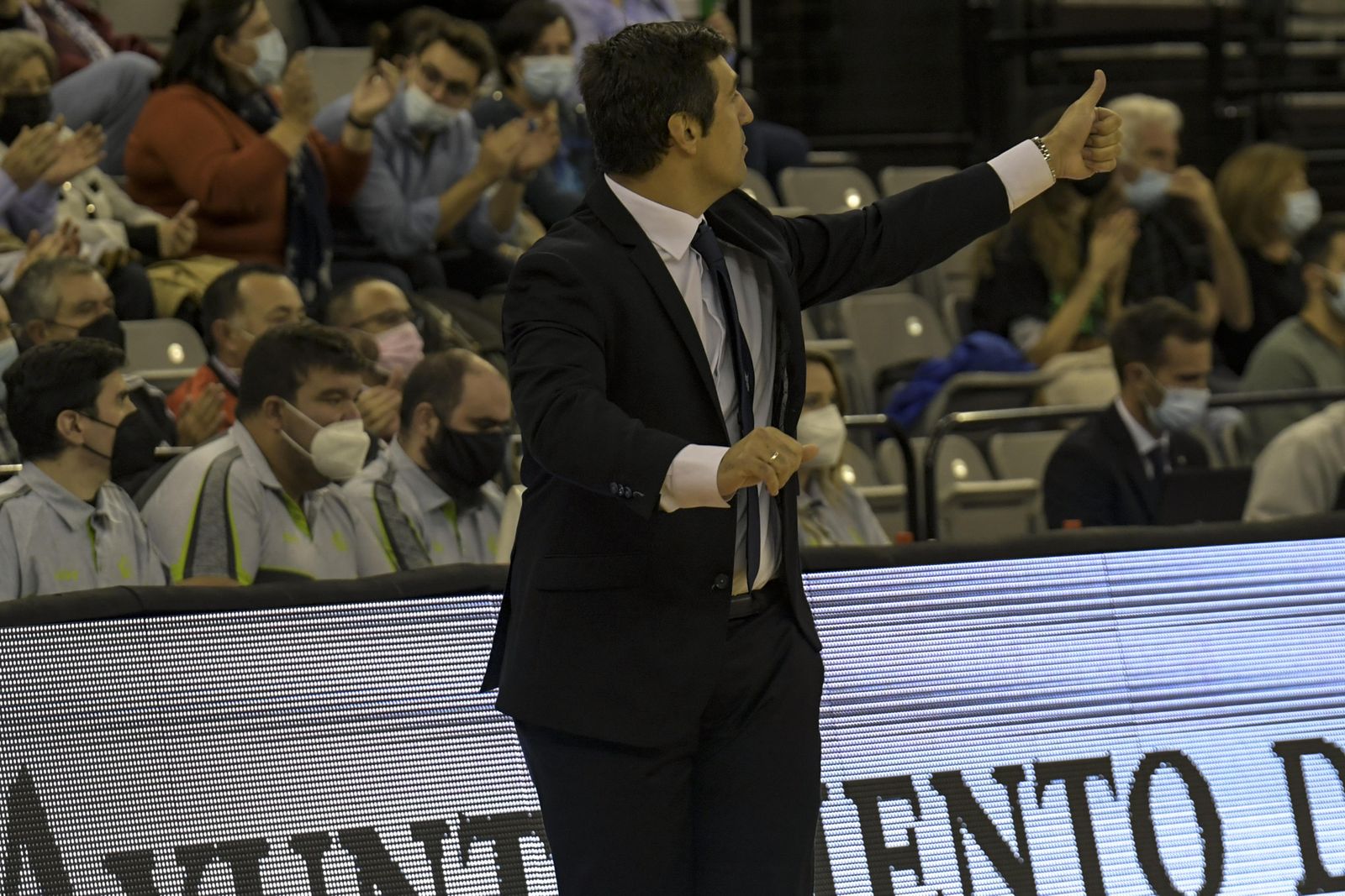 Pablo Pin da instrucciones en la banda del Palacio.