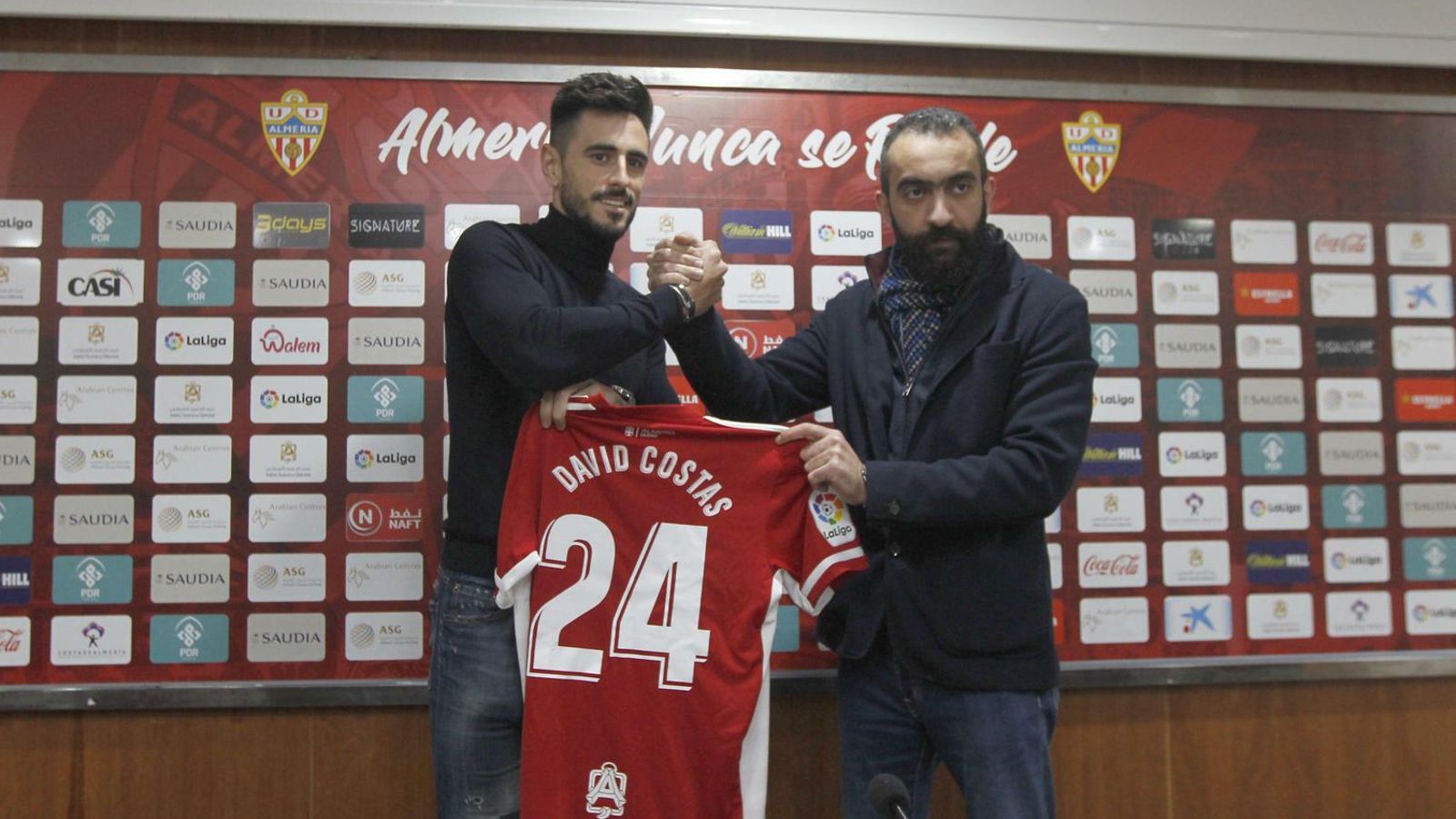 El Assy saluda a Costas en su presentación oficial como jugador rojiblanco