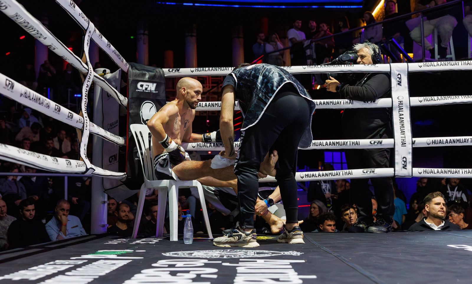 Carlos Coello es atendido de la rodilla dañada en el Cádiz Fight Night 6.