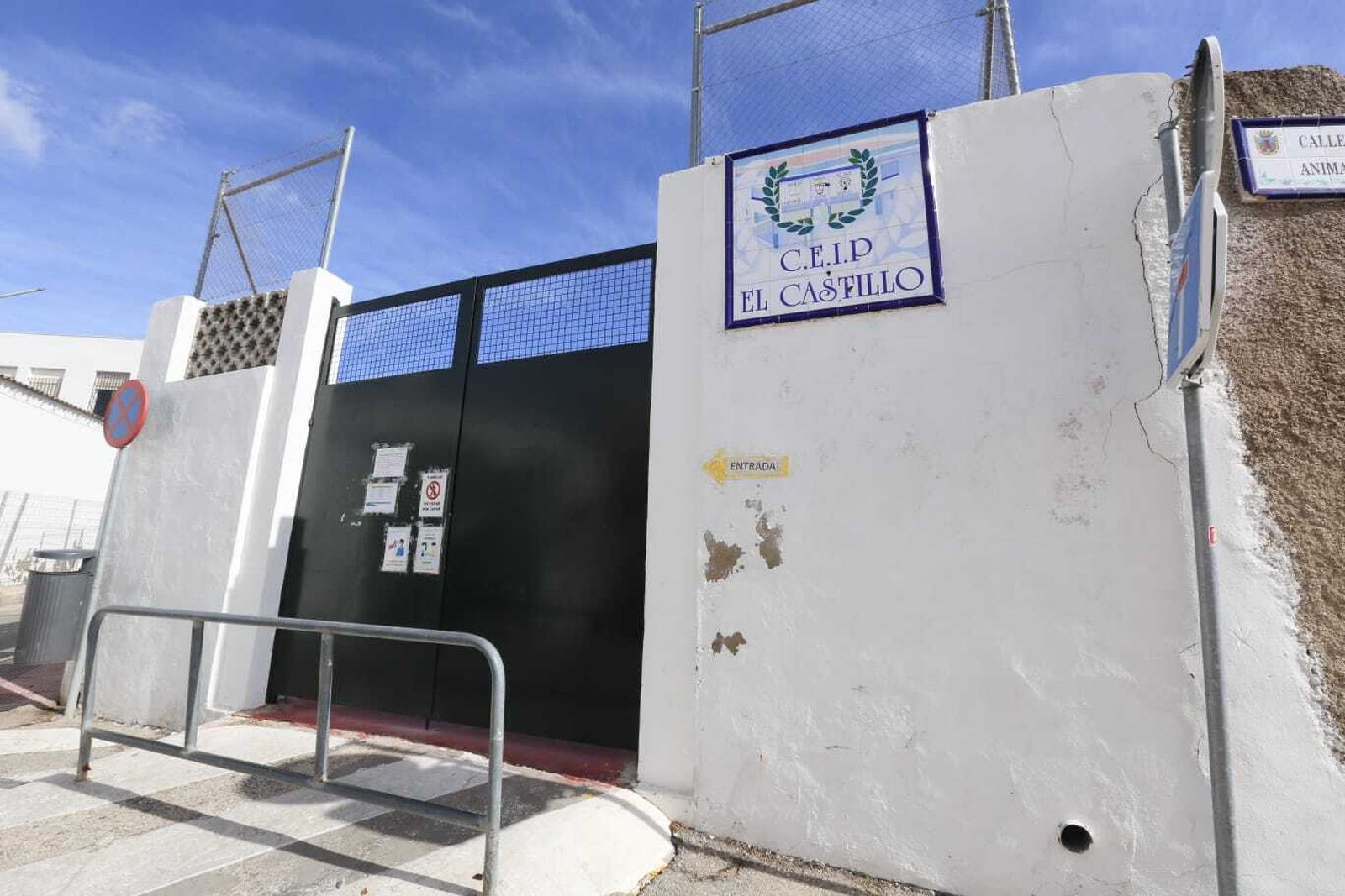 Entrada del colegio El Castillo, en una imagen de hace unos días.