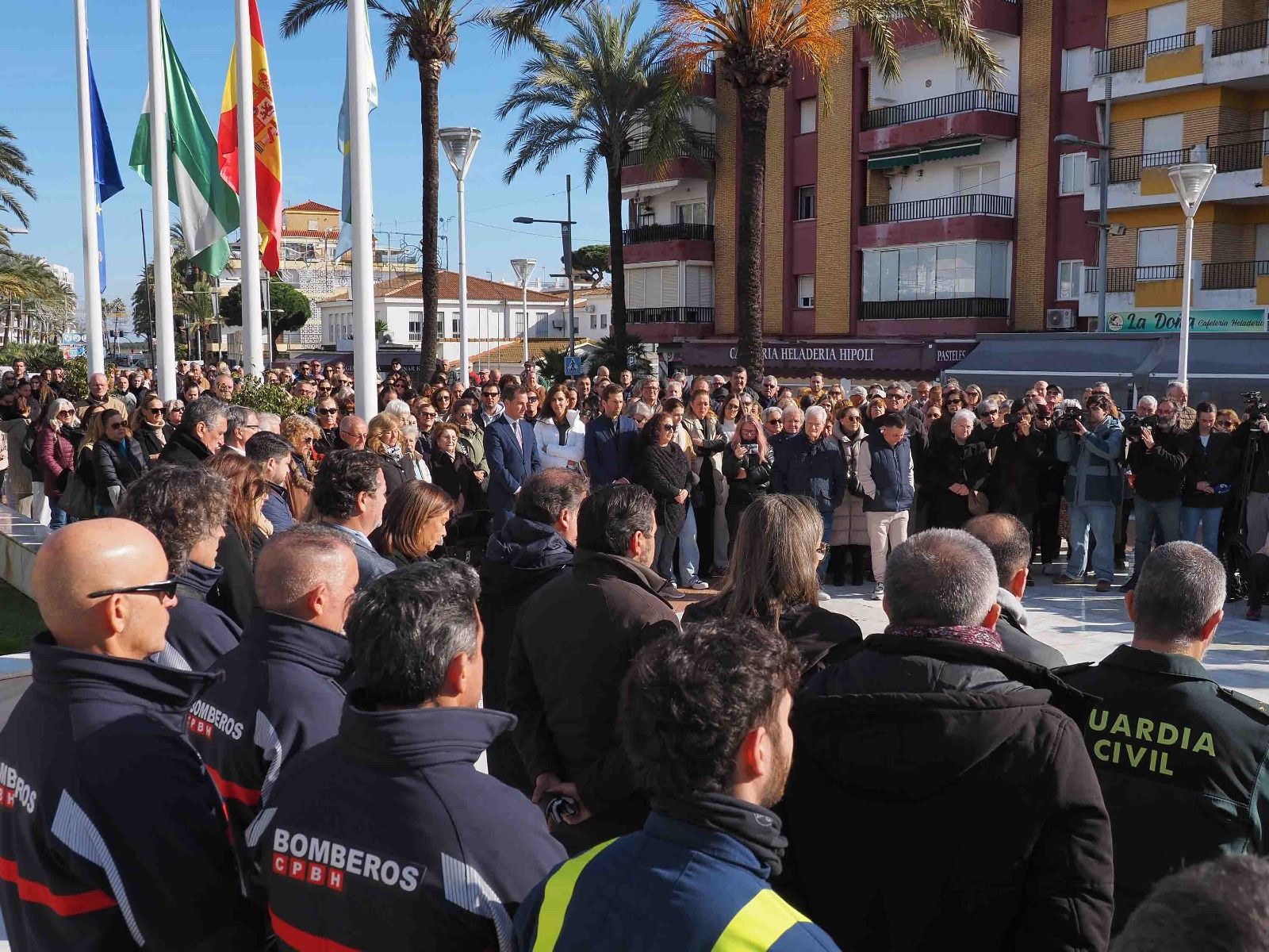 Las imágenes de la concentración silenciosa en Punta Umbría por los cinco fallecidos en el accidente de Adamuz