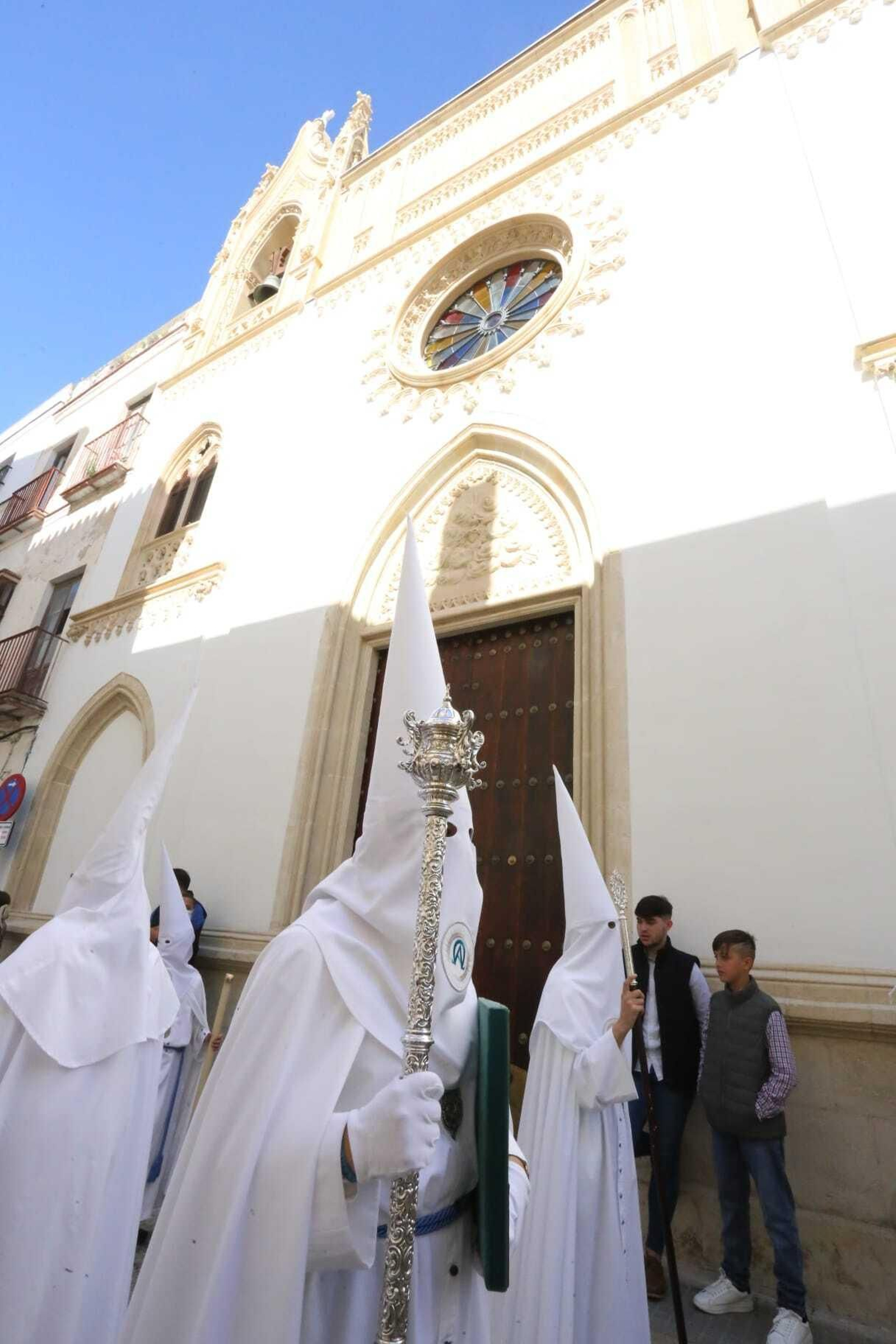 La procesión, pasando por delante de la iglesia de Las Carmelitas.