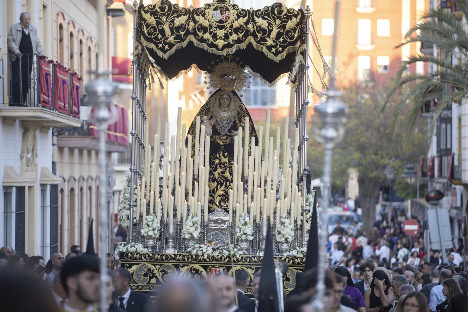 La Hermandad del Santo Entierro de la Semana Santa de Huelva 2023, en imágenes