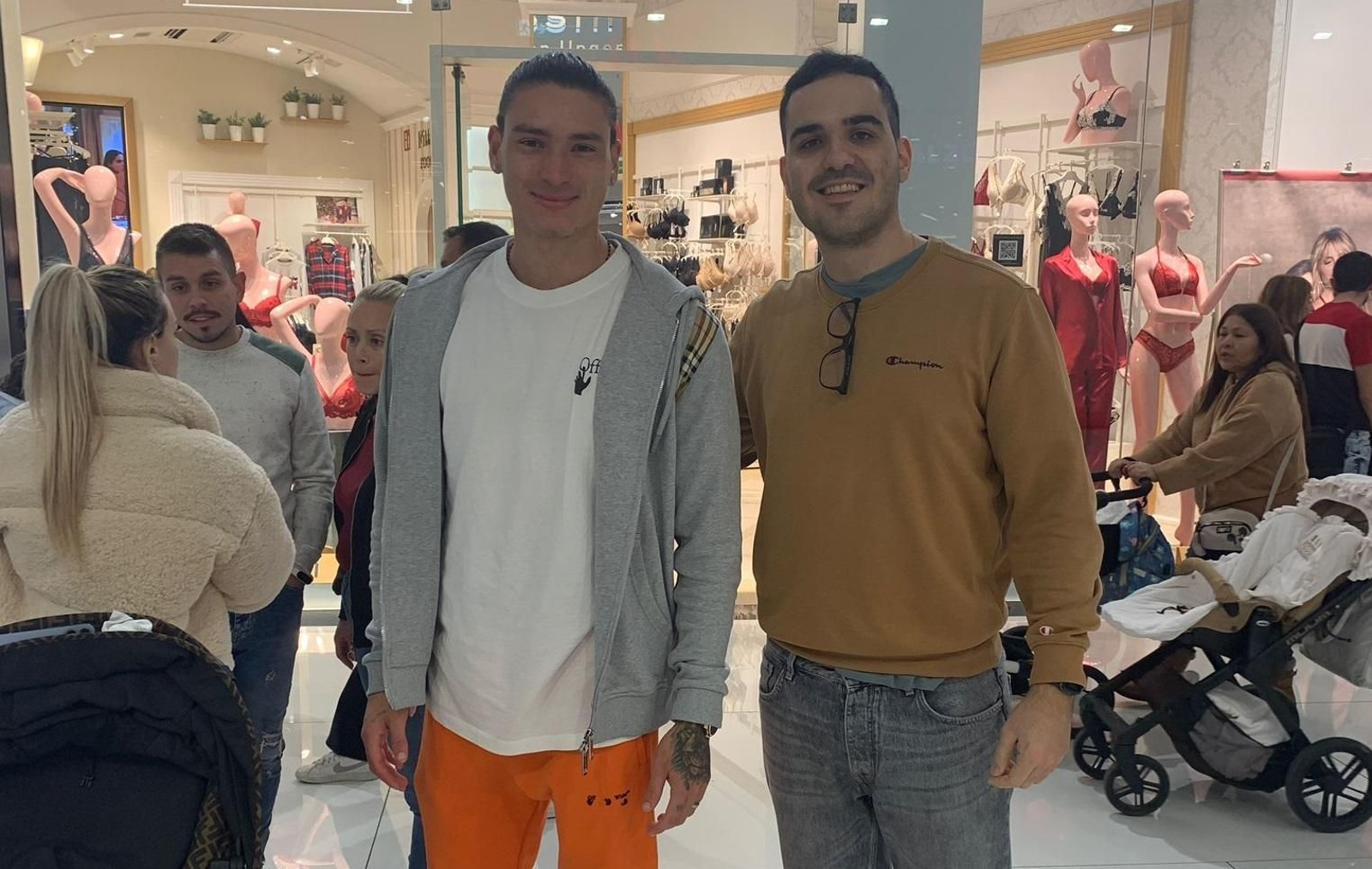 Darwin, con un aficionado en el centro comercial Torrecárdenas