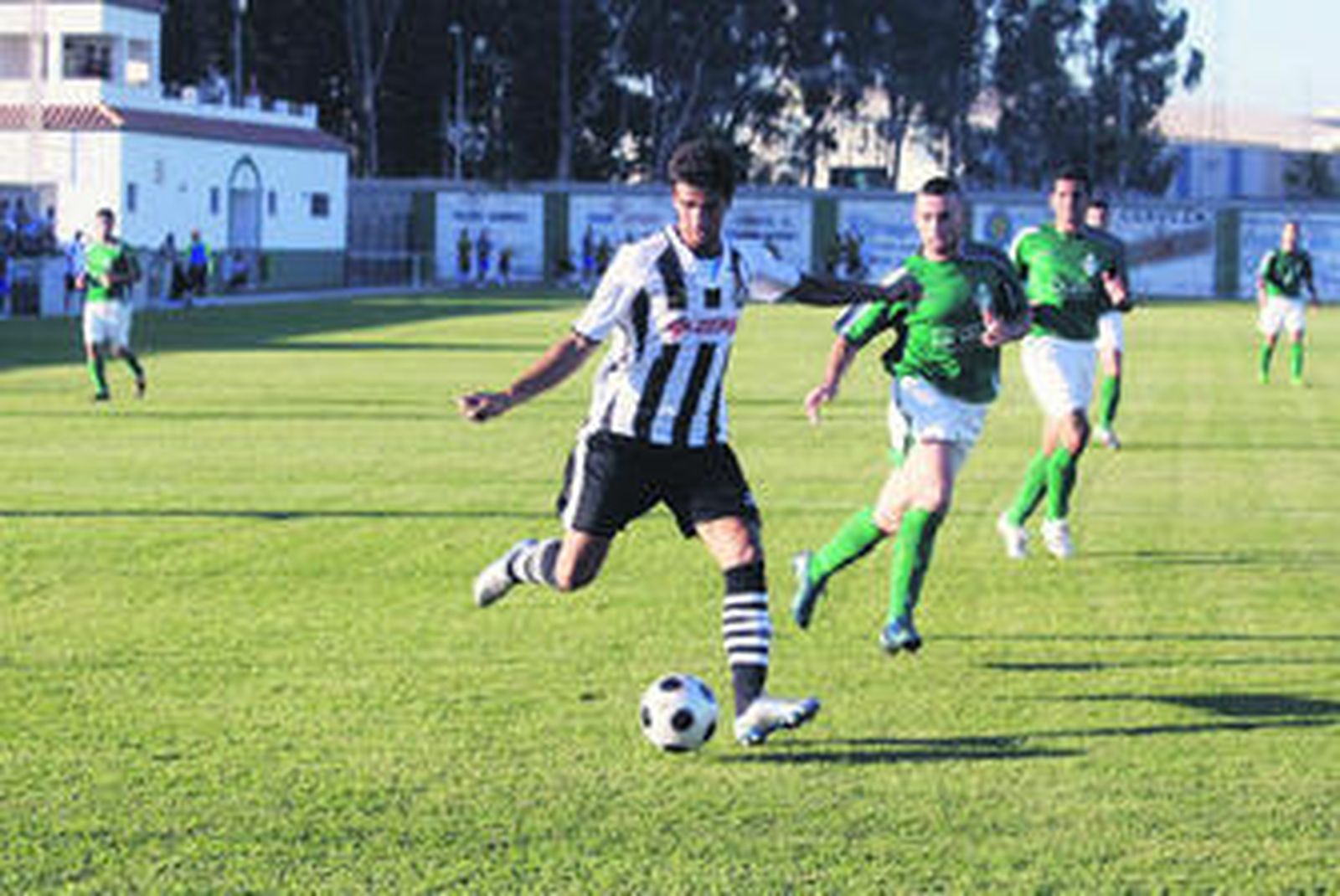 Javi Santos (i) se dispone a disparar a puerta en el amistoso entre Balona y Palmones.