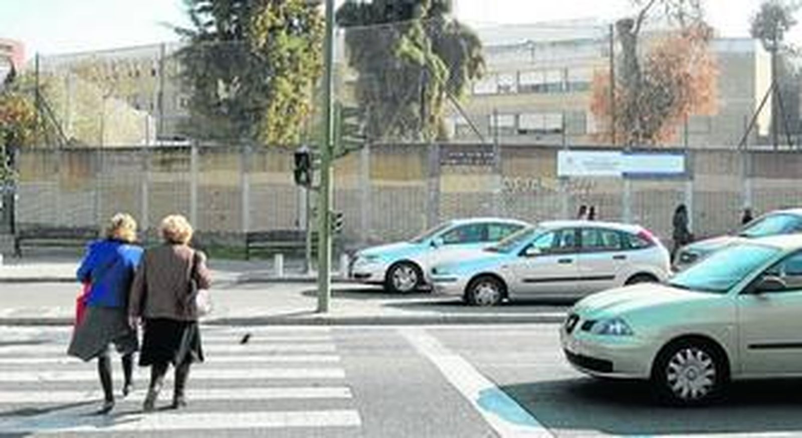 Fachada del colegio de Las Carmelitas de Nervión hacia la Avenida de San Francisco Javier.