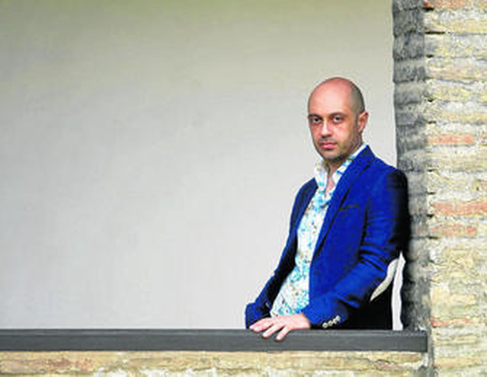 El director de escena Paco Azorín, en el Corral del Carbón tras el ensayo de 'Enrique V'.