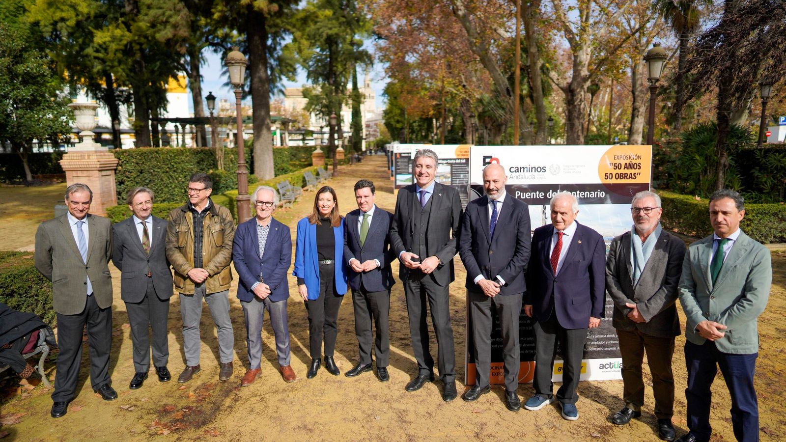 Foto de familia de representantes del Colegio de Ingenieros y del Ayuntamiento de Sevilla