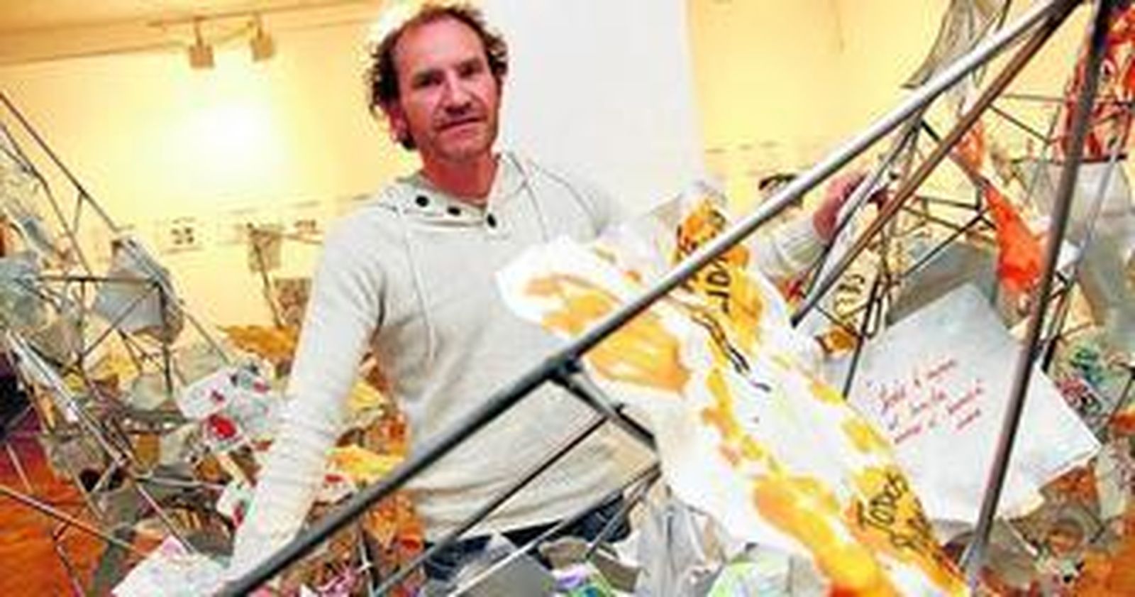 El escultor, Augusto Moreno, ayer con su instalación escultórica, 'Redes'.