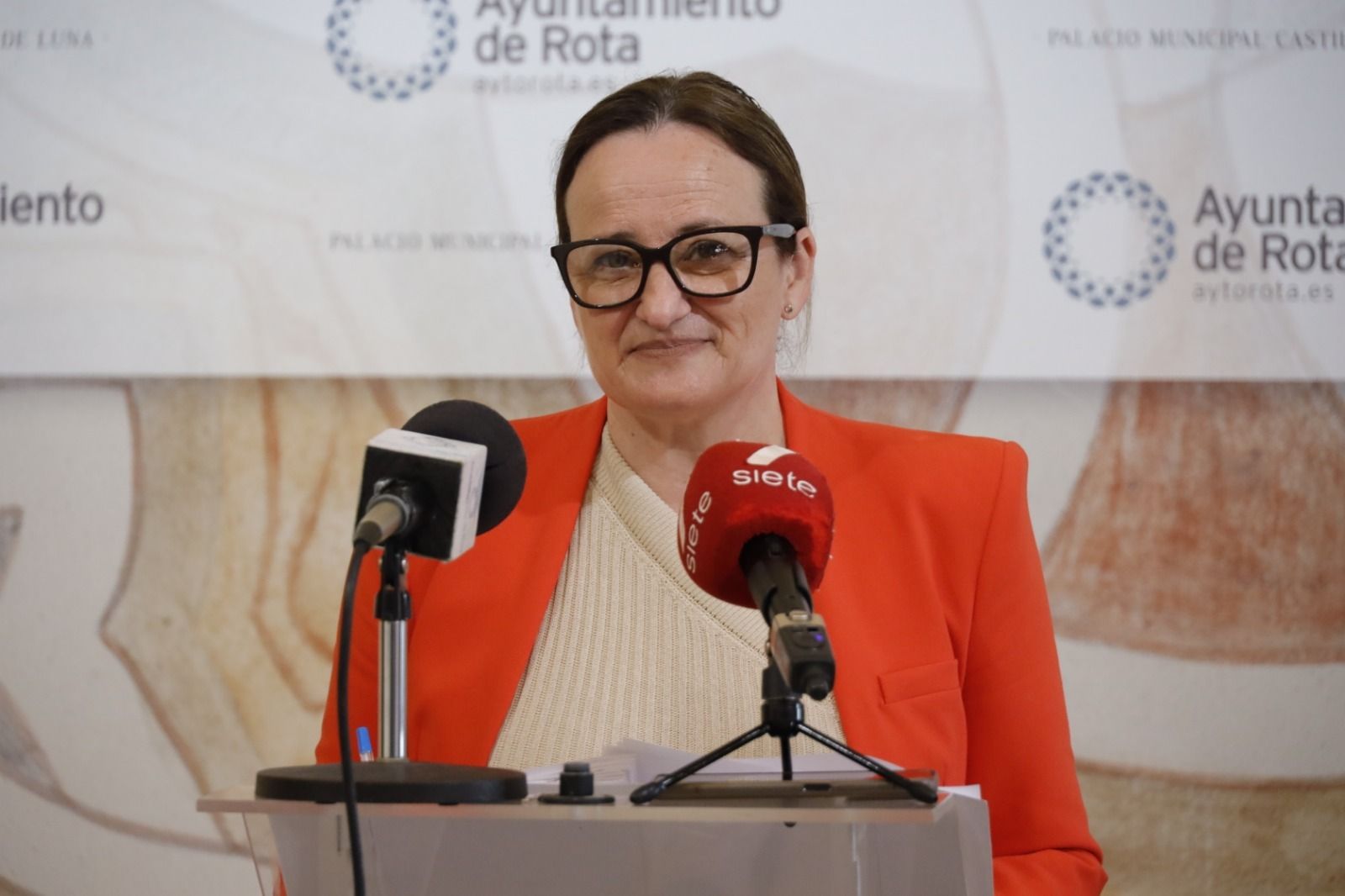 La concejala de Educación, Encarnación Niño, durante la rueda de prensa en el Ayuntamiento.