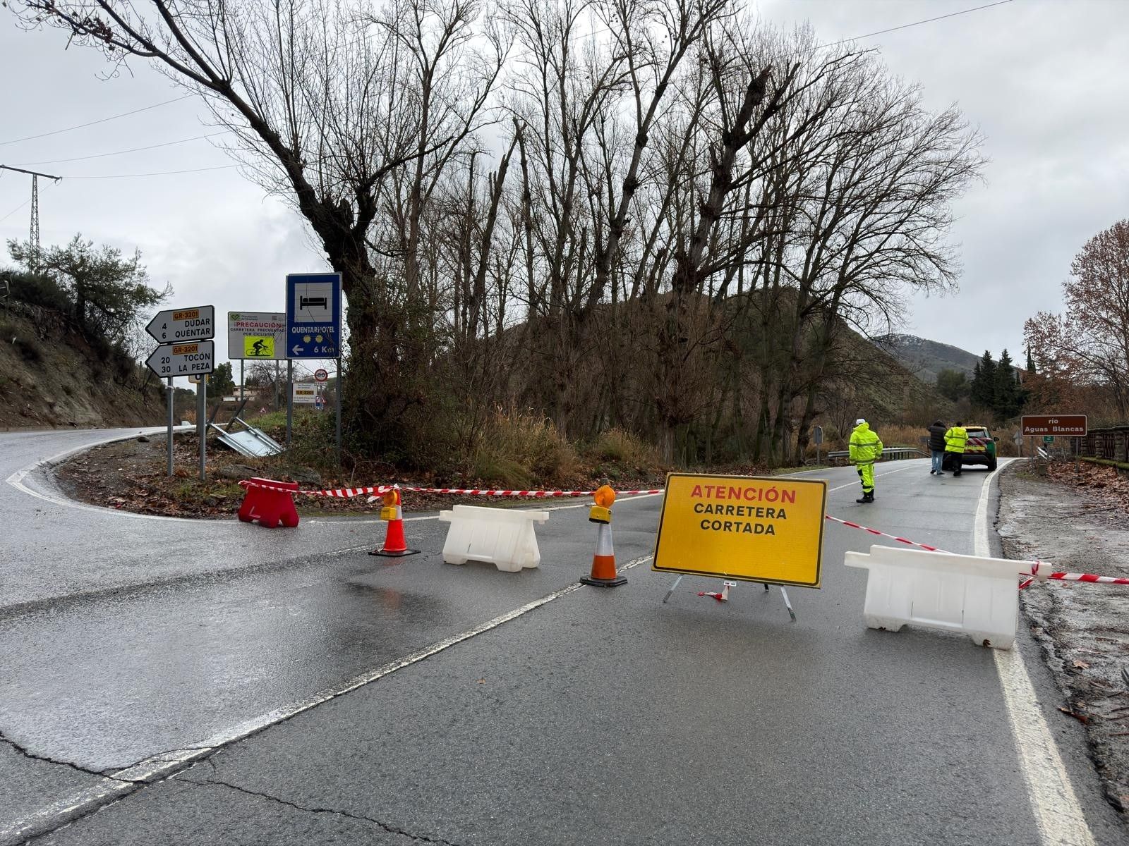 Corte de carretera por el desembalse de Quéntar