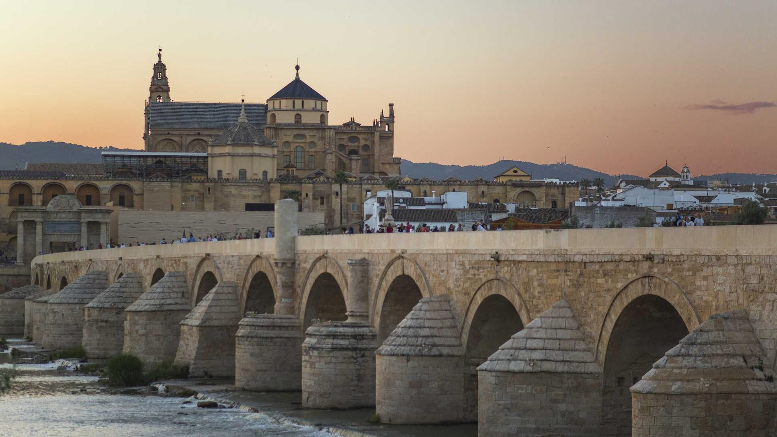 Panorámica de Córdoba, con el puente romano en primer plano.