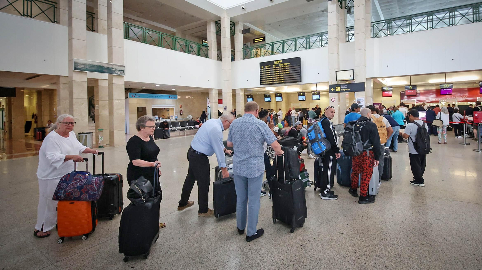 Varios pasajeros en el vestíbulo principal del aeropuerto de Jerez