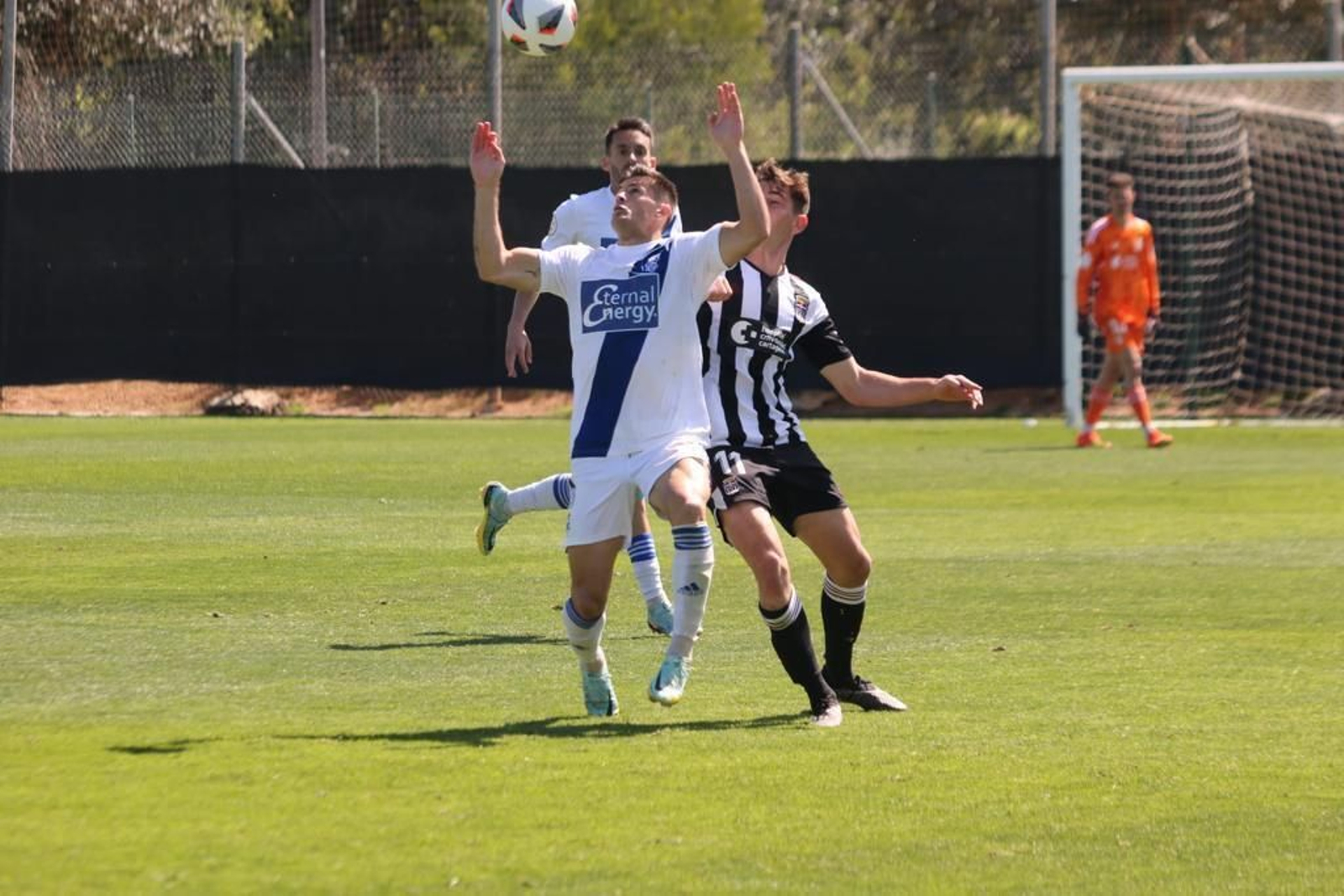 Sergio Chinchilla disputa un balón durante el Cartagena B-Recre de la temporada pasada.