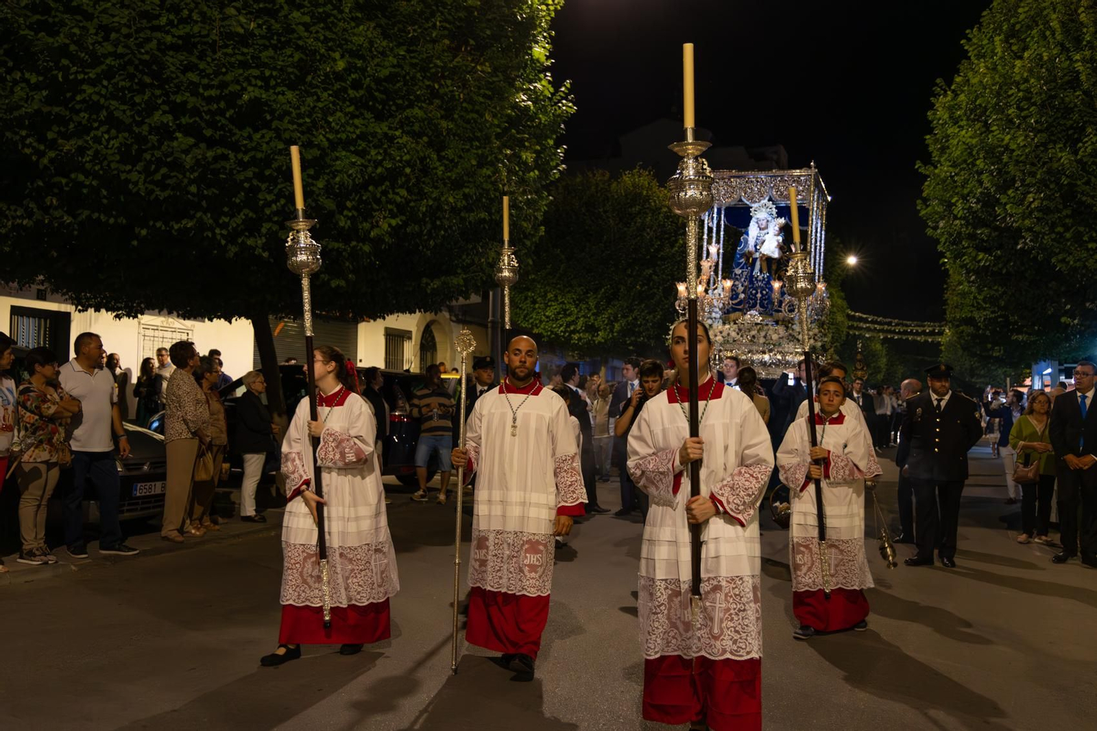 Santa Ana, patrona de Torredelcampo, recibe el bastón de mando como Alcaldesa Perpetua.