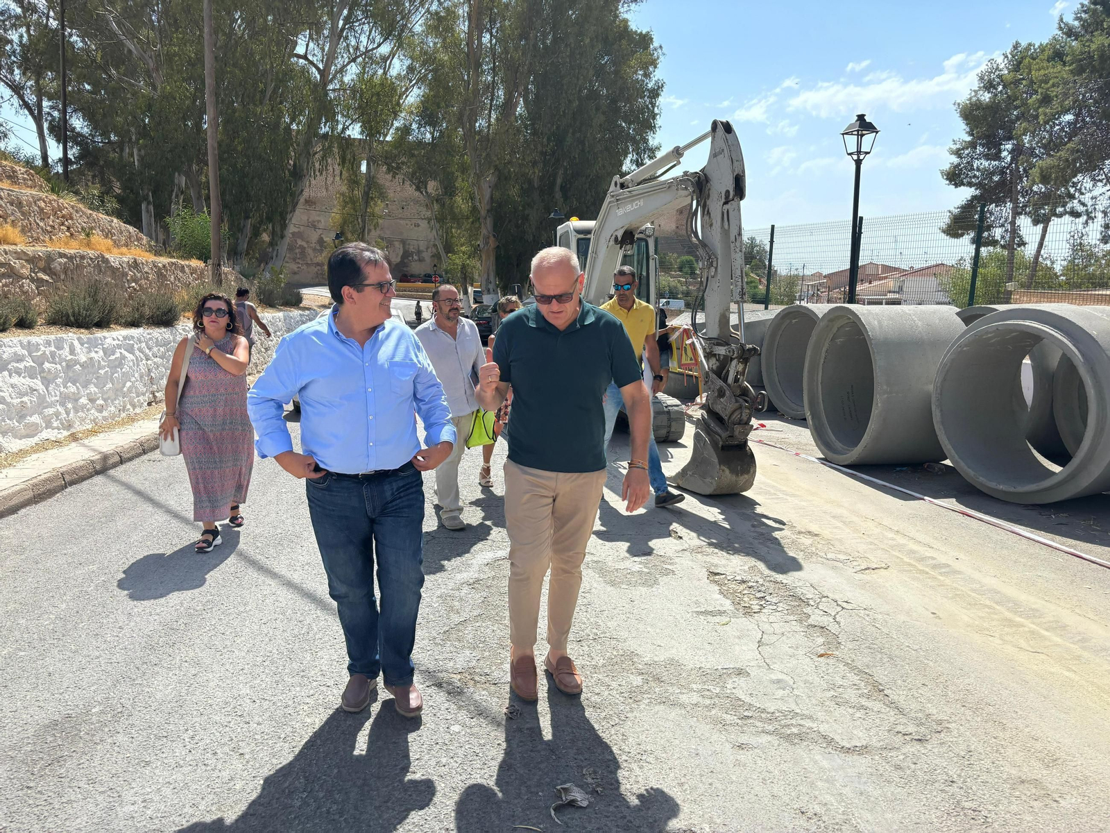 El alcalde y el diputado de fomento durante la visita a las obras.