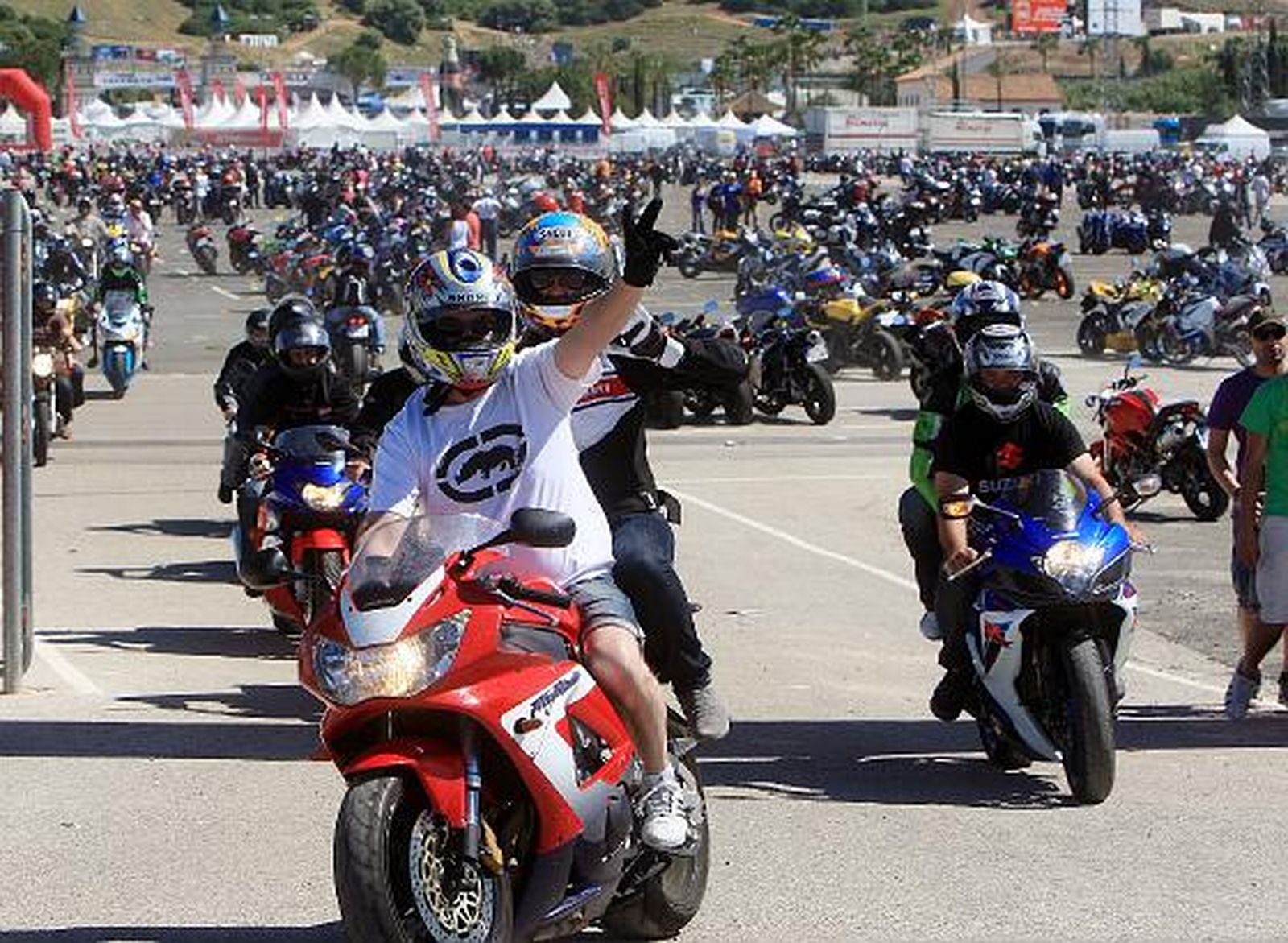 Miles de motos inundan las carreteras de la provincia. 

Foto: Pascual y Juan Carlos Toro