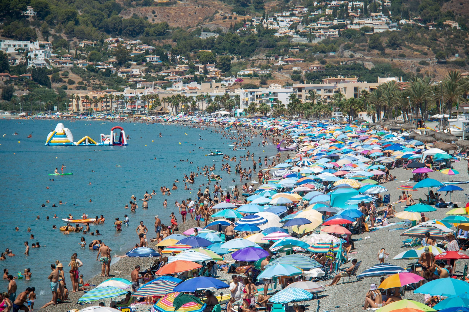 Multitud de personas disfrutan de las playas de La Herradura el 15 de agosto Multitud de personas disfrutan de las playas de La Herradura el 15 de agosto