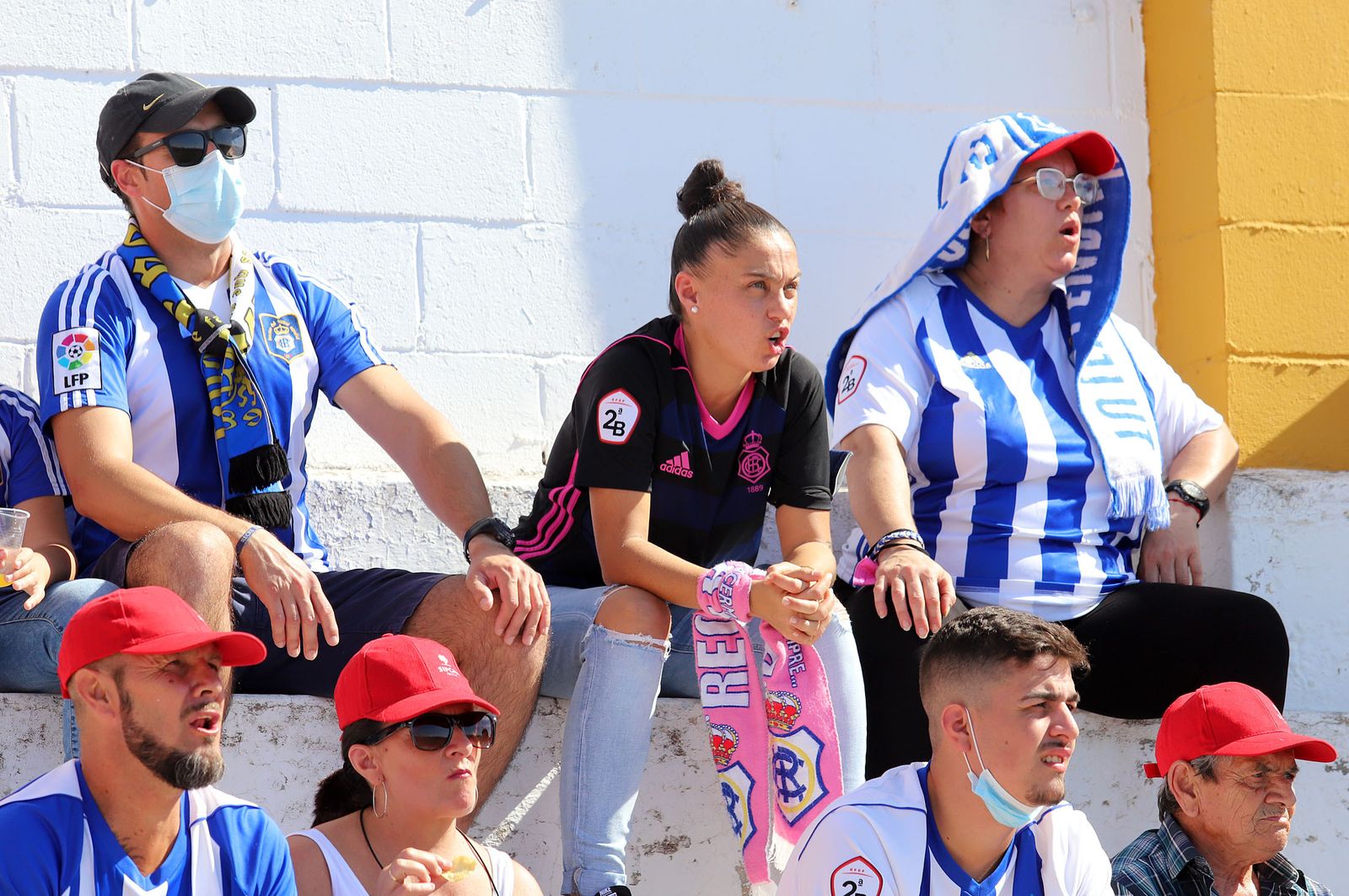 Imágenes de la afición más fiel del Recre en su visita al campo del Antoniano