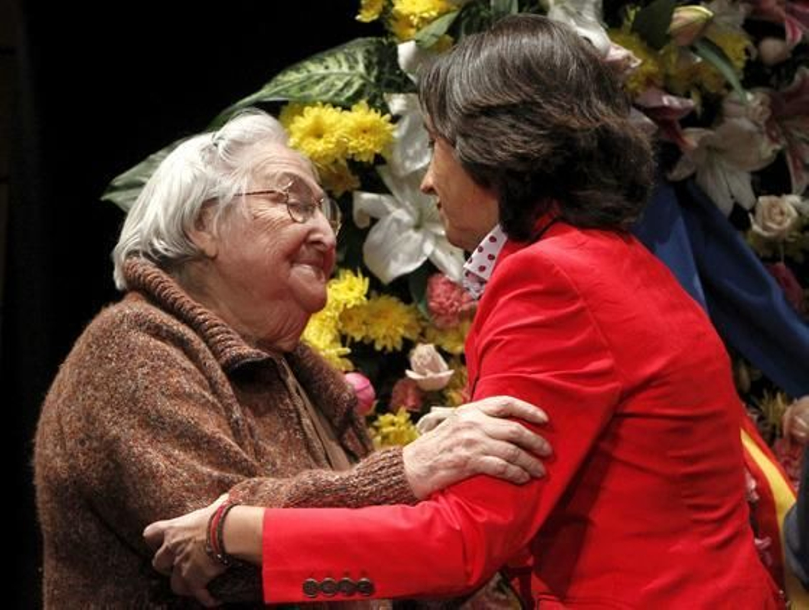 Rosa Aguilar, ministra de Medio Ambiente, charla con la viuda.J

Foto: EFE