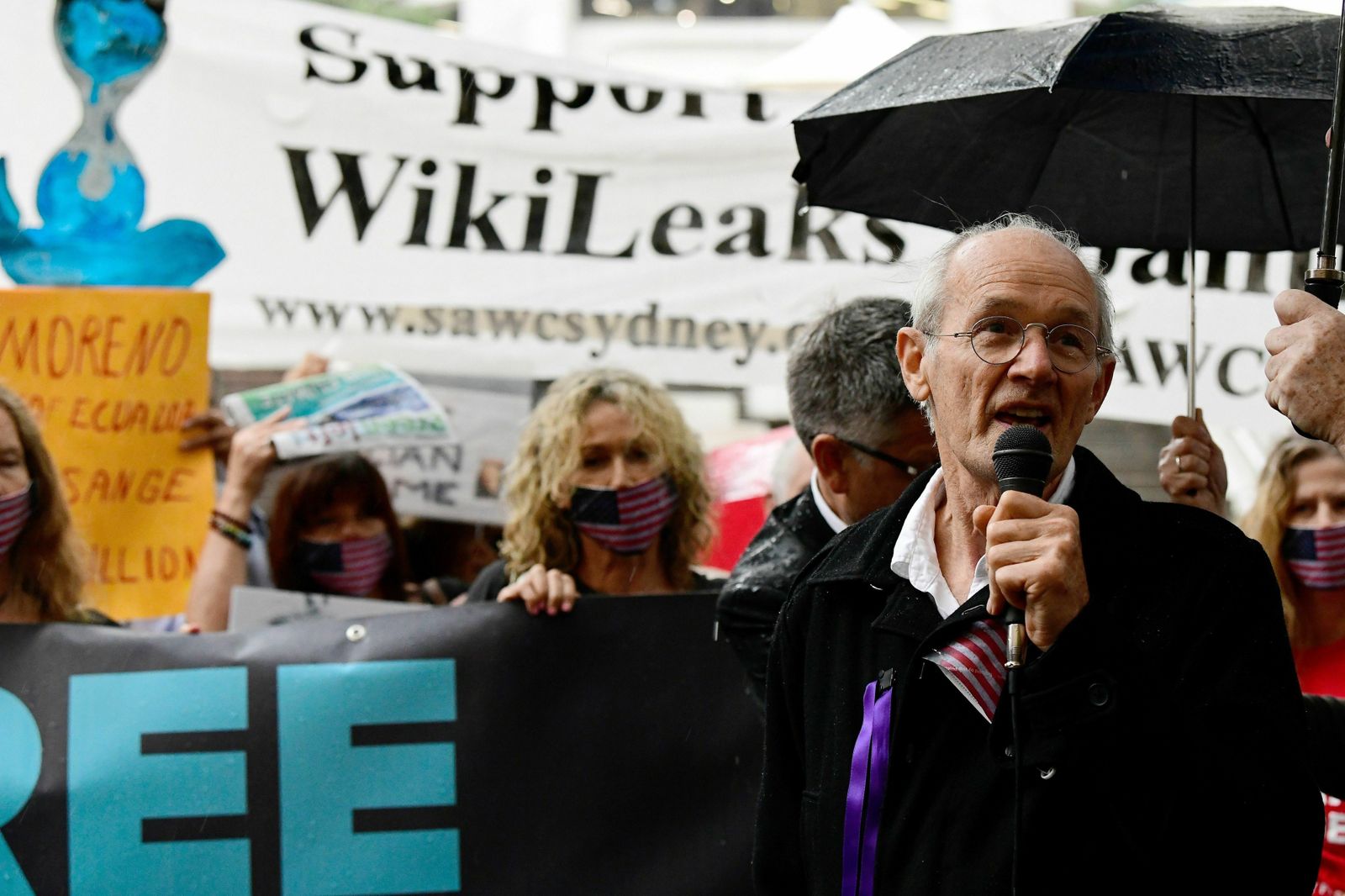 El padre de Julian Assange, John Shipton, habla durante una manifestación este viernes en Martin Place, en Sydney (Australia), durante el Día Mundial de la Libertad de Prensa.