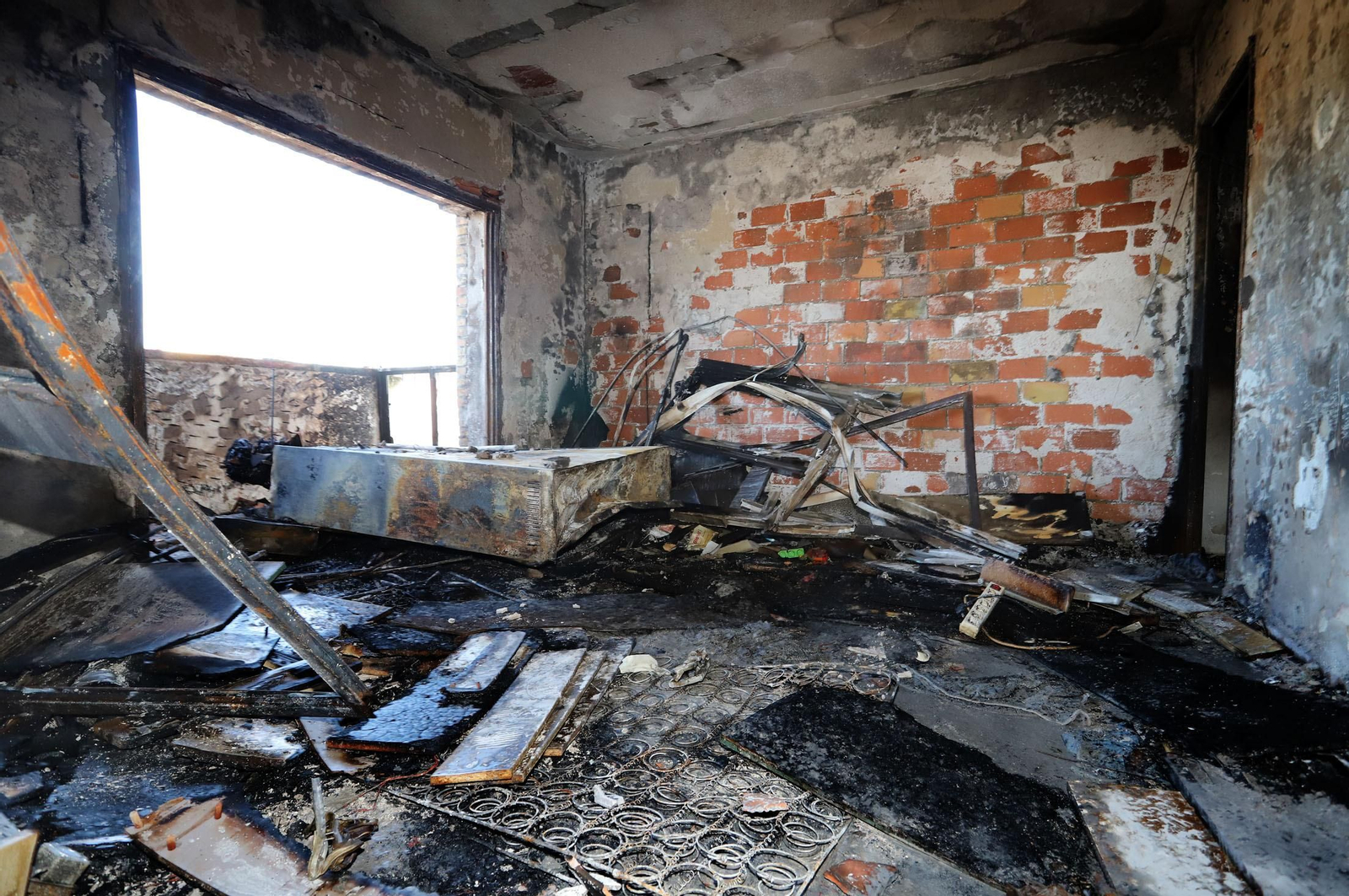 El salón de la vivienda, donde se originó el incendio de La Hispanidad que tuvo como consecuencia el fallecimiento de dos adultas y dos menores. El salón de la vivienda, donde se originó el incendio de La Hispanidad que tuvo como consecuencia el fallecimiento de dos adultas y dos menores.